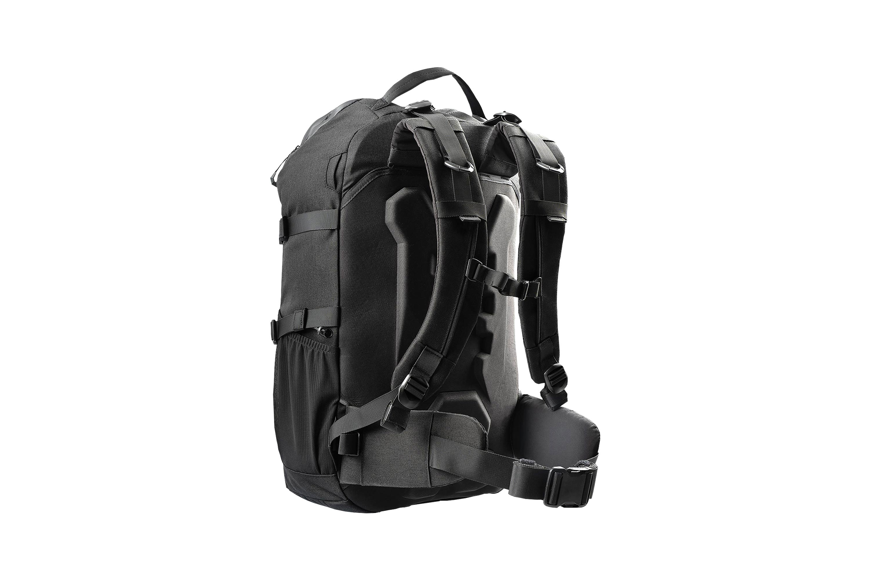 Schwarzer taktischer Rucksack mit verstellbaren, gepolsterten Schultergurten, Hüftgurt und ergonomischem Rückenteil, isoliert auf Weiß.