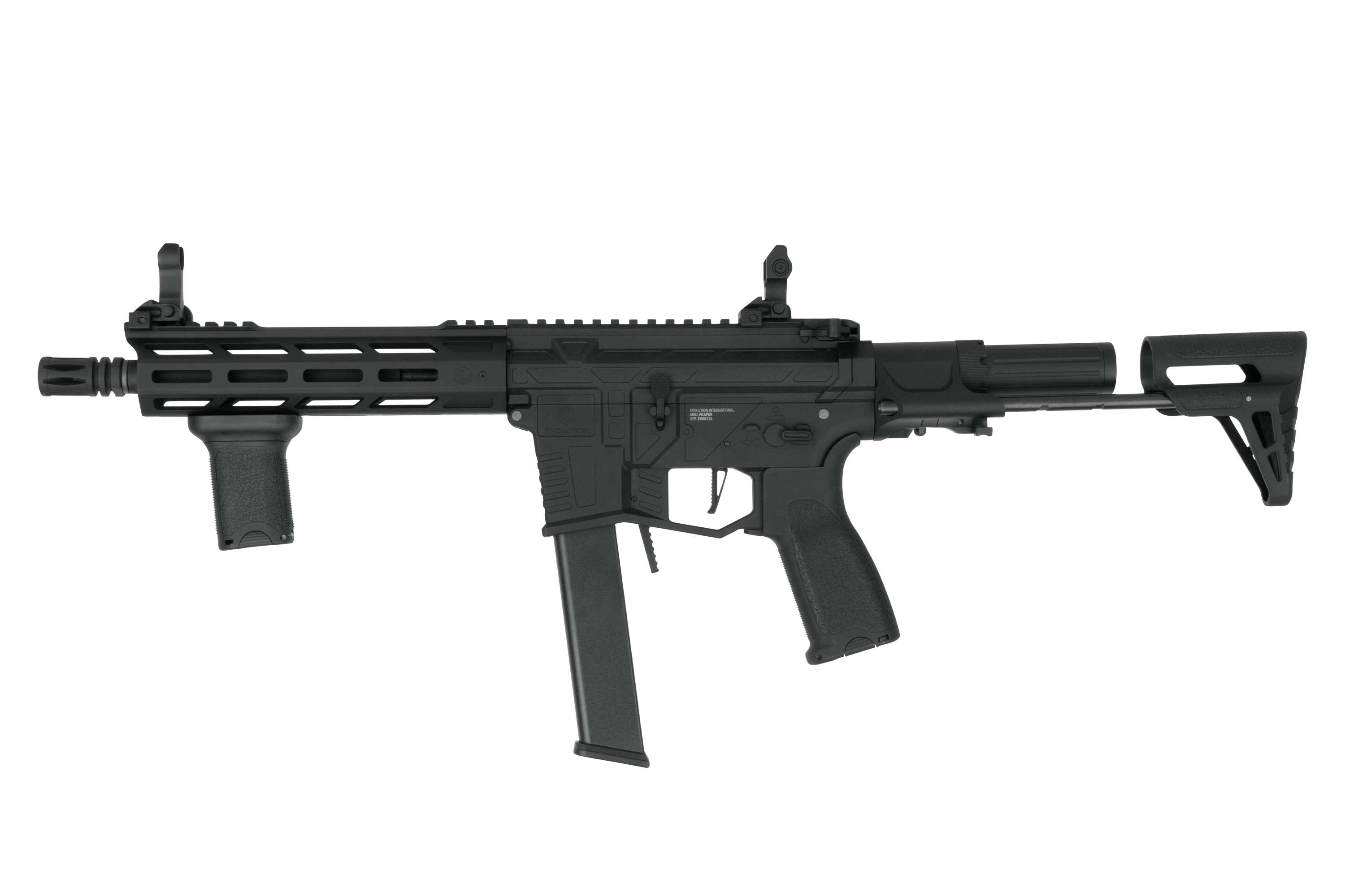 Schwarzer taktischer Airsoft-Karabiner mit vertikalem Vordergriff, langem Magazin und verstellbarem Schaft auf dunklem Hintergrund.