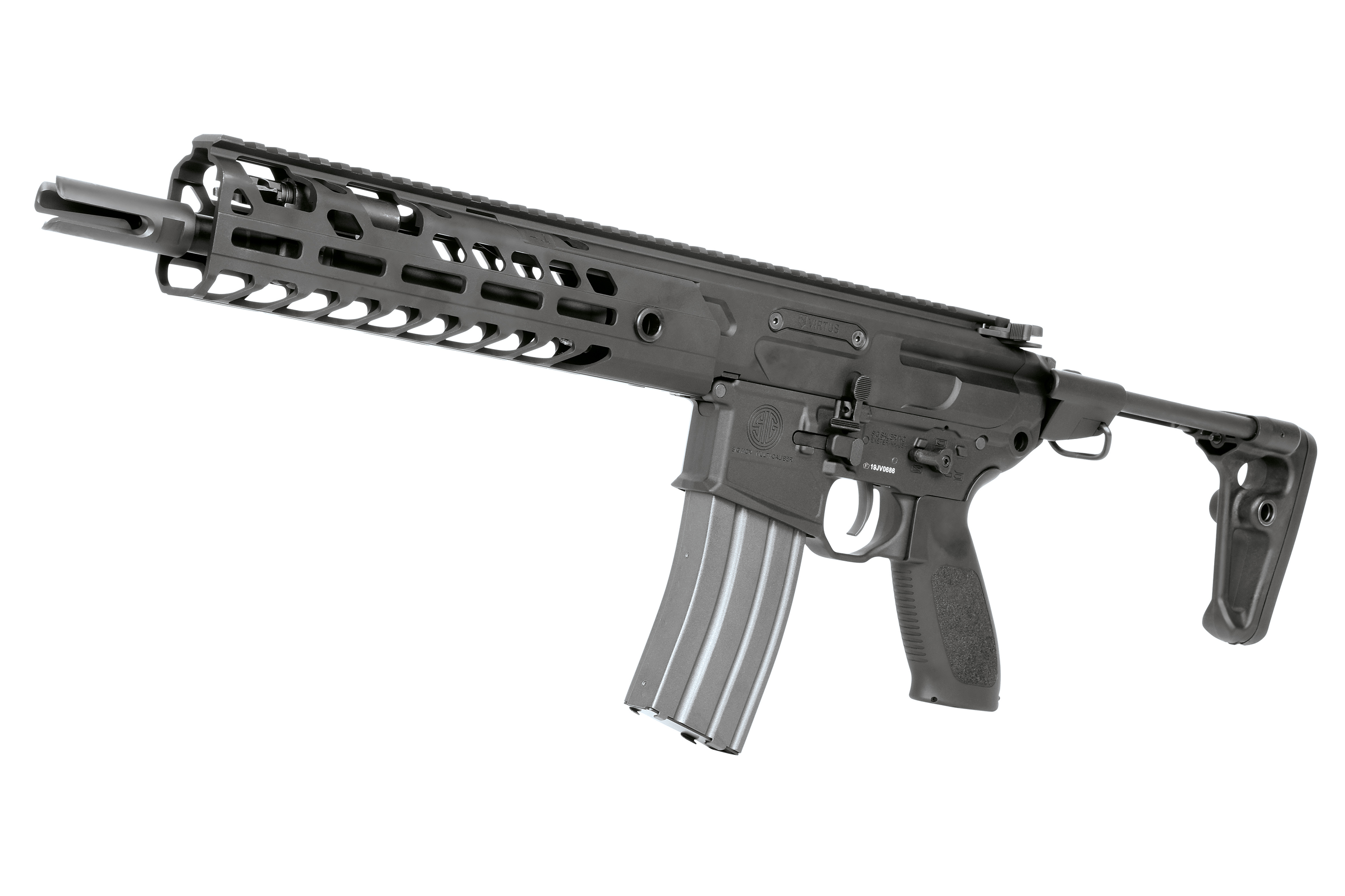 Schwarzes Sig Sauer MCX Virtus Luftgewehr mit Metallmagazin, taktischem Handschutz und verstellbarem Schaft auf weißem Hintergrund.