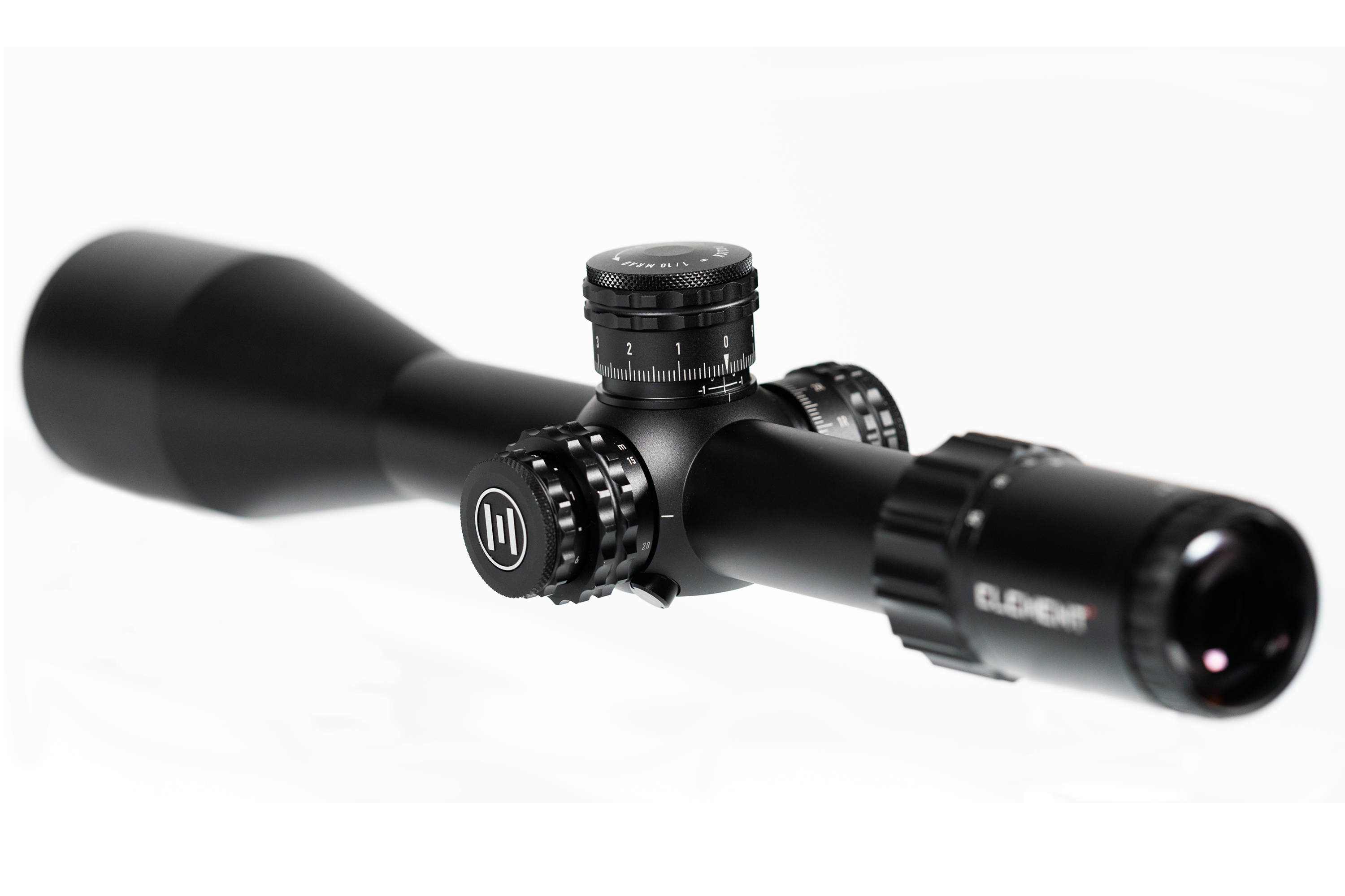 Zielfernrohr von Element Optics in Mattschwarz mit Präzisionsverstellungstürmen und seitlichem Fokus für das Luftgewehrschießen.