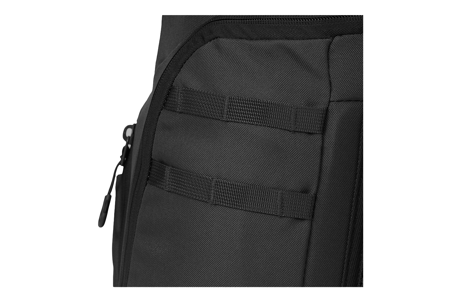 Nahaufnahme eines schwarzen taktischen Rucksacks aus strapazierfähigem Stoff, stabilen Reißverschlüssen und MOLLE-Gurtband zur Befestigung der Ausrüstung.