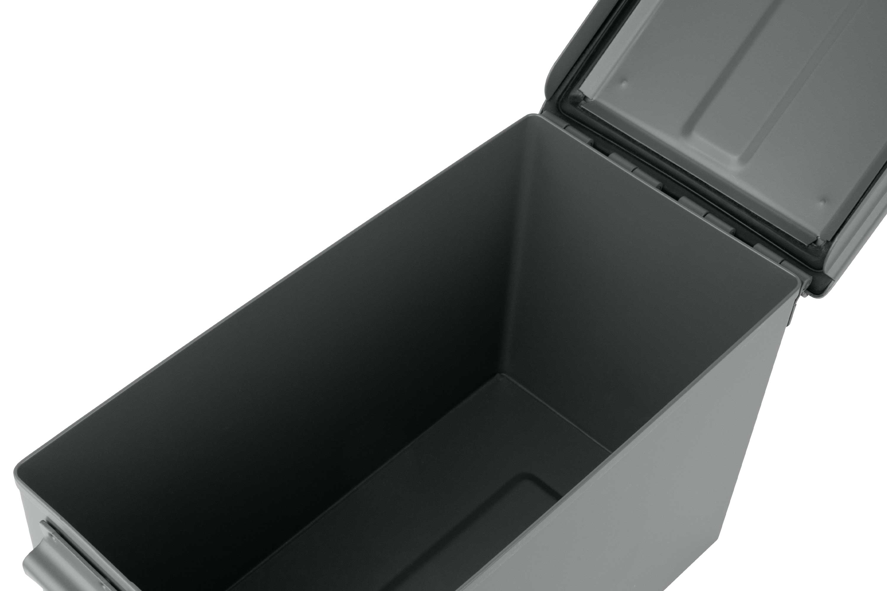 Offene Munitionsaufbewahrungsbox aus grauem Metall für Schusswaffenzubehör mit robustem Stahldesign und Klappdeckel.