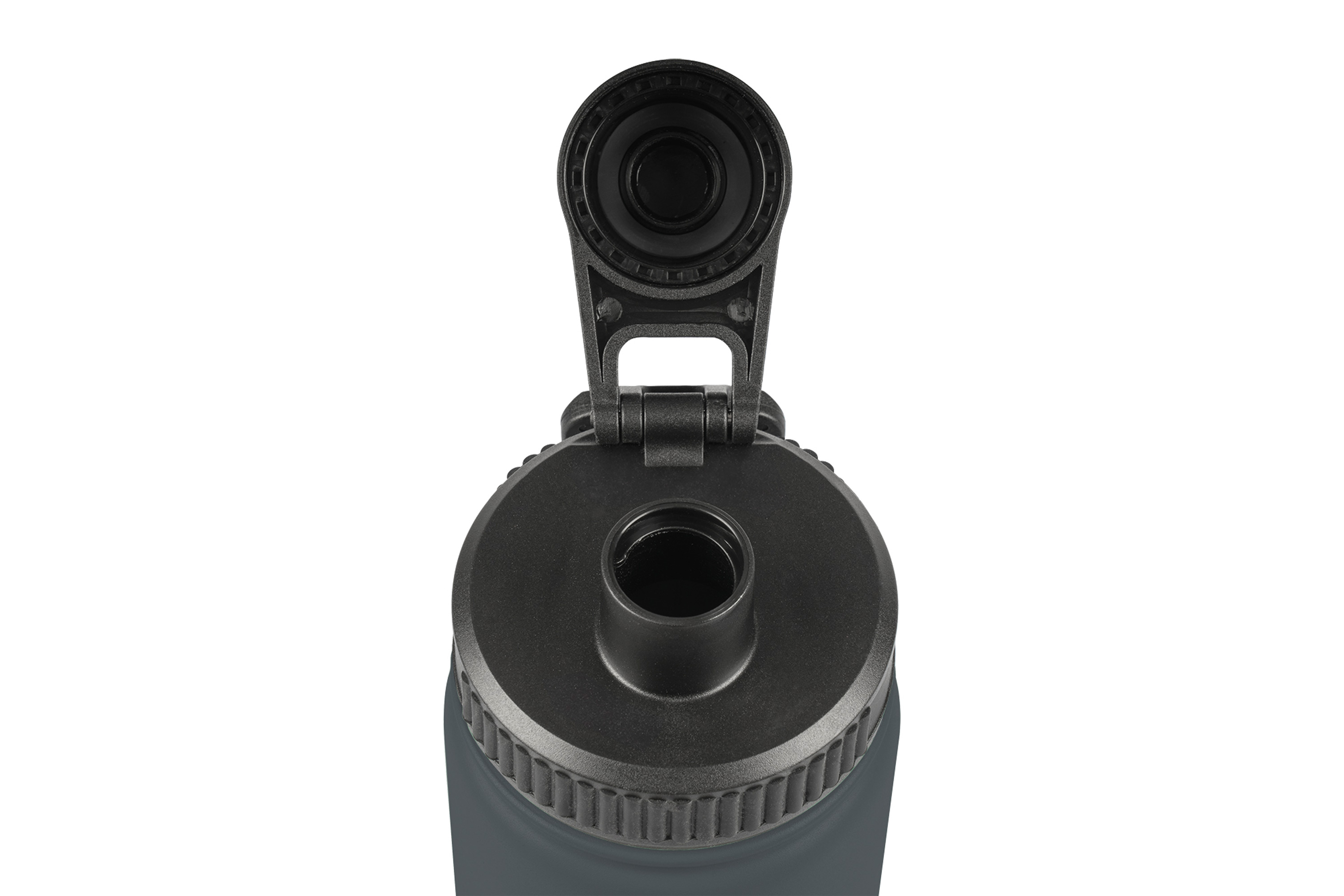 Draufsicht auf eine dunkelgraue Outdoor-Wasserflasche mit offenem schwarzen Klappdeckel aus Kunststoff und breitem Trinkschnabel.