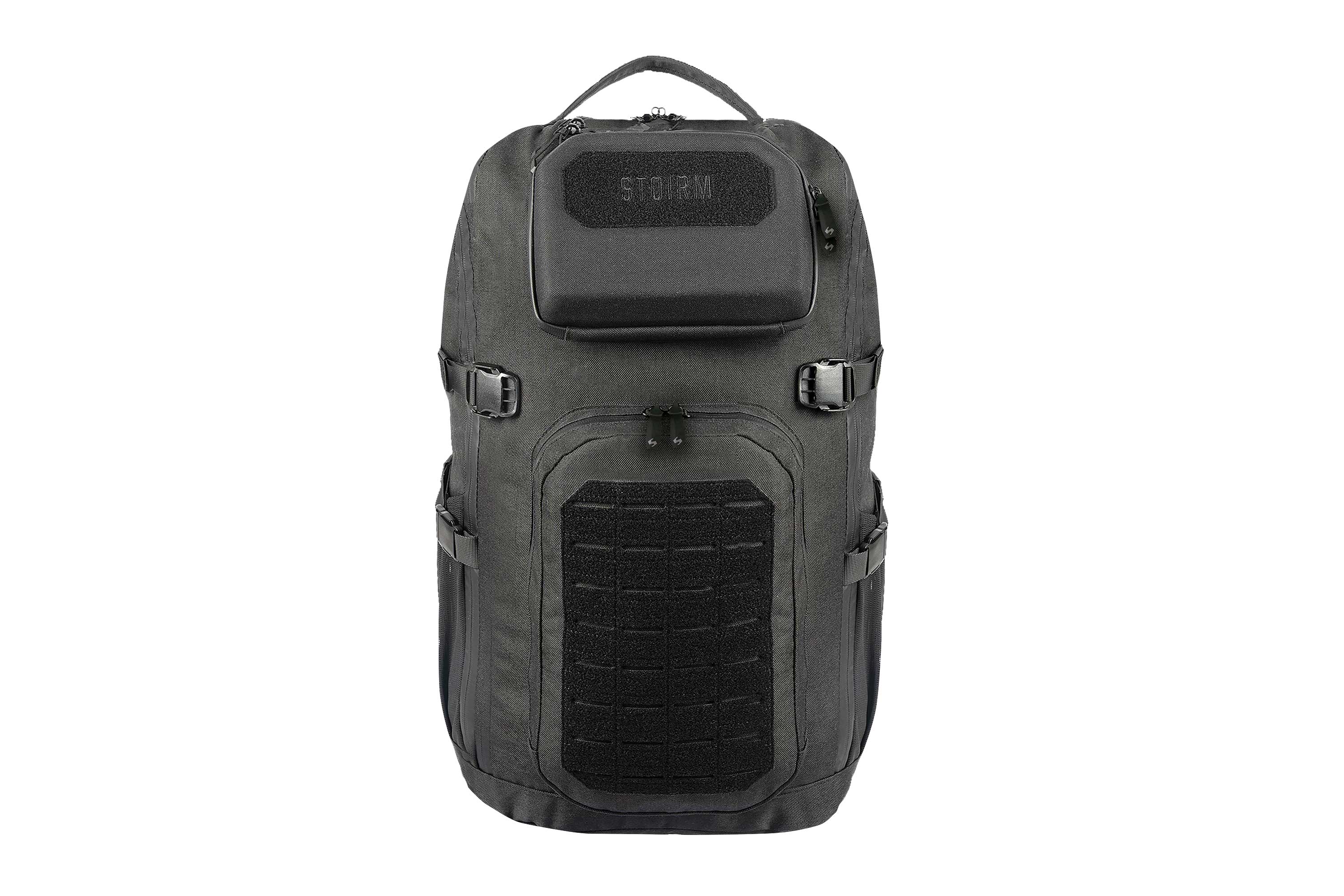Schwarzer taktischer Storm-Rucksack mit Hartschalen-Oberfach, MOLLE-Gurtband und seitlichen Kompressionsriemen in Weiß.