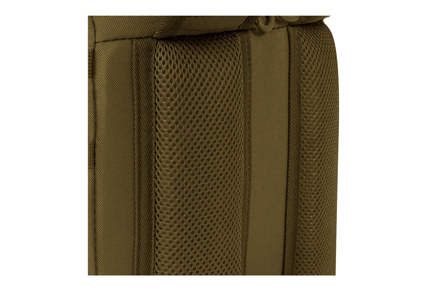 Nahaufnahme der olivfarbenen Rückseite eines taktischen Rucksacks mit atmungsaktiver Netzpolsterung für Komfort und Belüftung.