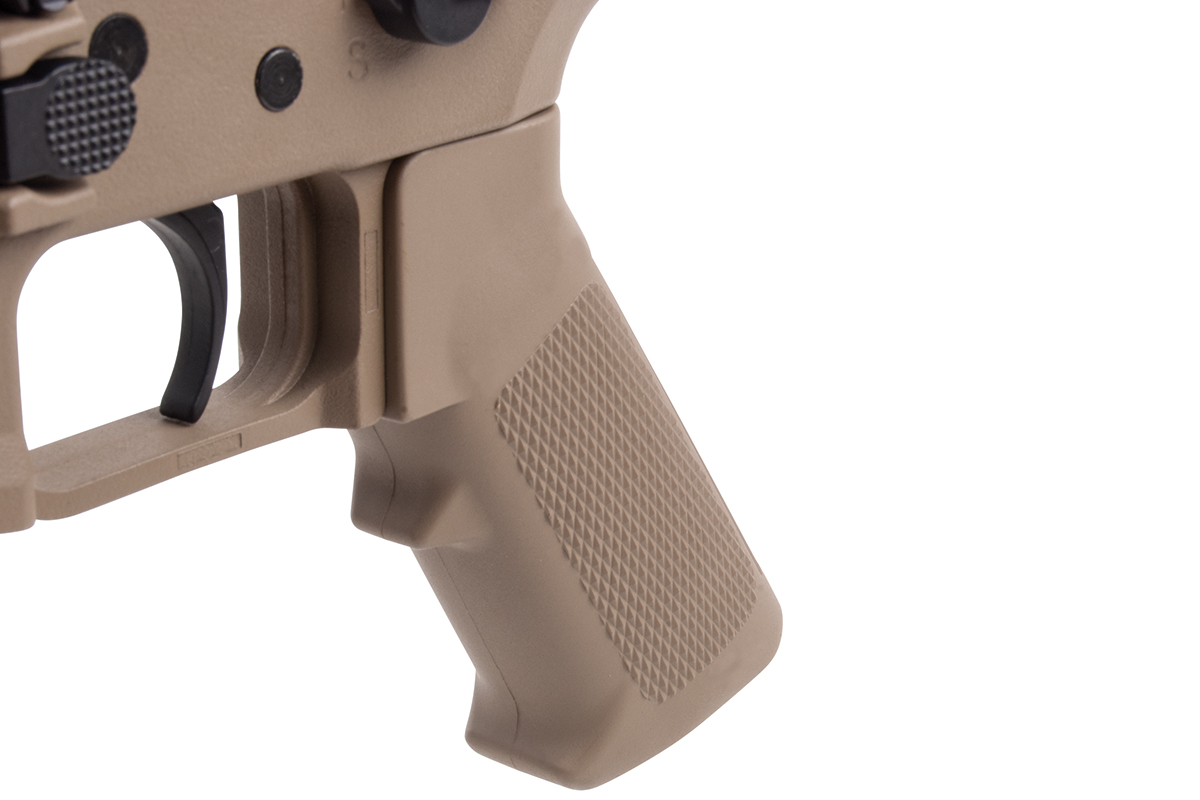Hellbrauner Polymer-Pistolengriff für Luftgewehre im AR-15-Stil mit strukturierter Oberfläche für verbesserte Handhabung und Kontrolle.