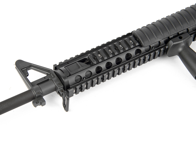 Schwarzer taktischer Quad-Rail-Handschutz für Luftgewehre im AR-15-Stil mit nummerierten Picatinny-Schlitzen und Visier.