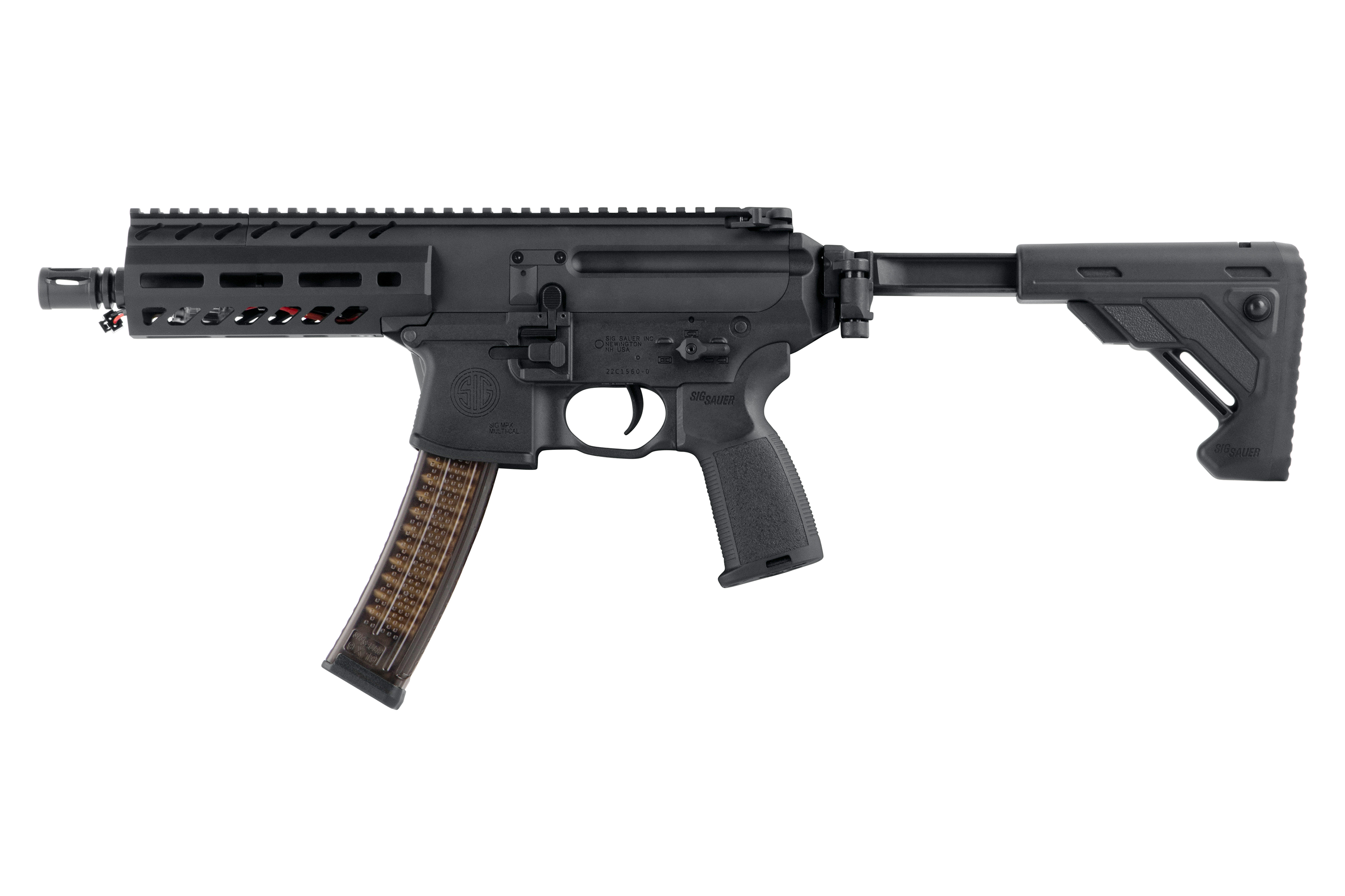 Schwarzes Sig Sauer MPX-Luftgewehr mit taktischem Handschutz, verstellbarem Schaft und durchsichtigem Magazin auf weißem Hintergrund.