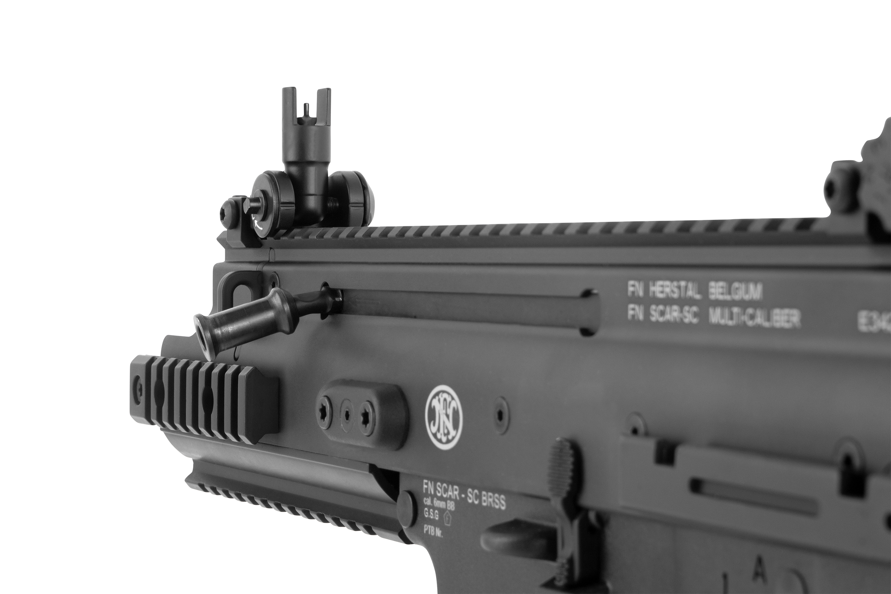 Nahaufnahme des schwarzen Airsoft-Gewehrempfängers FN SCAR-SC BRSS mit Schienenhalterungen, Ladegriff und Markierungen.