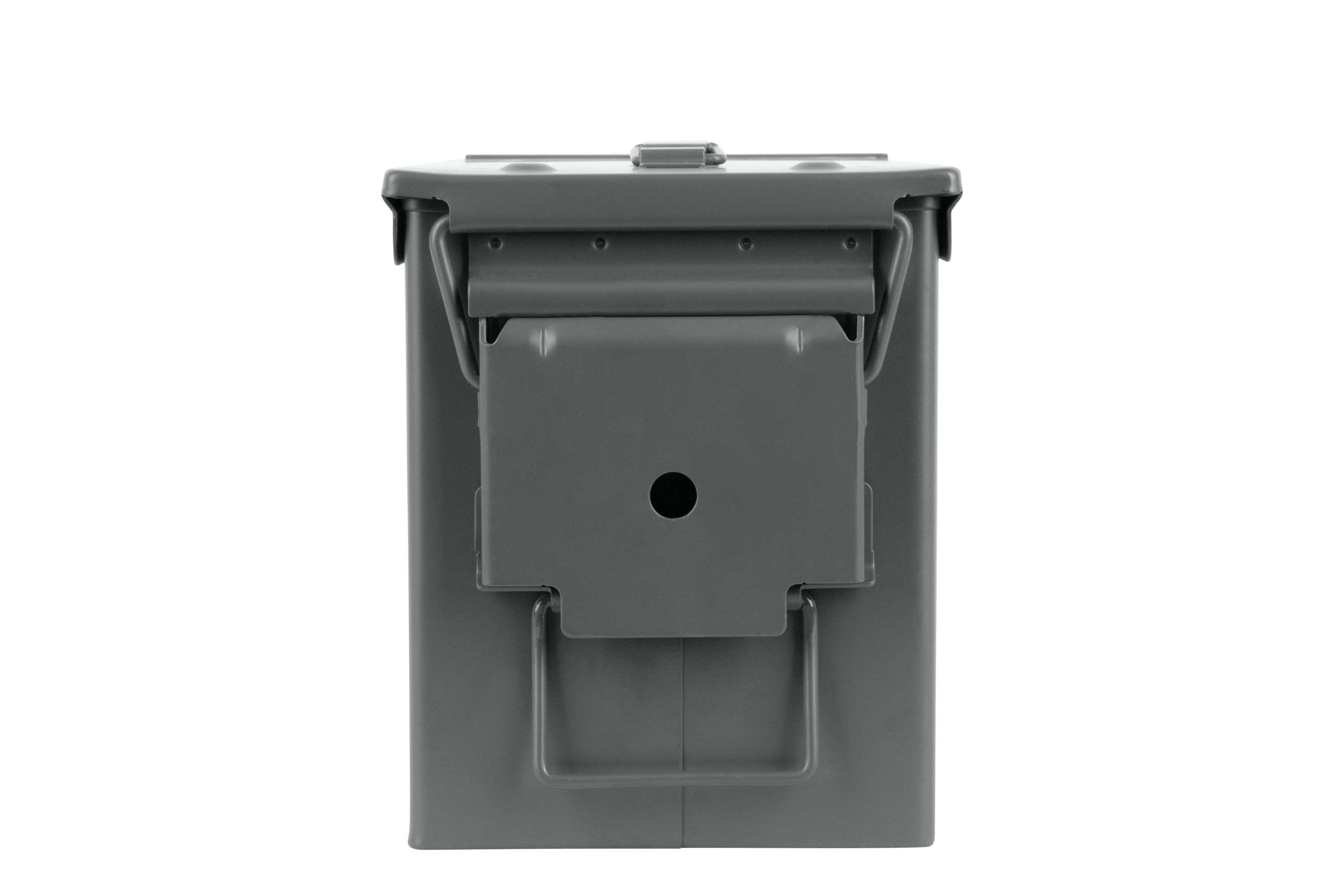 Eine robuste Aufbewahrungsbox für Munition aus grauem Metall mit sicherem Verschluss und Tragegriff, ideal für Schusswaffenzubehör.