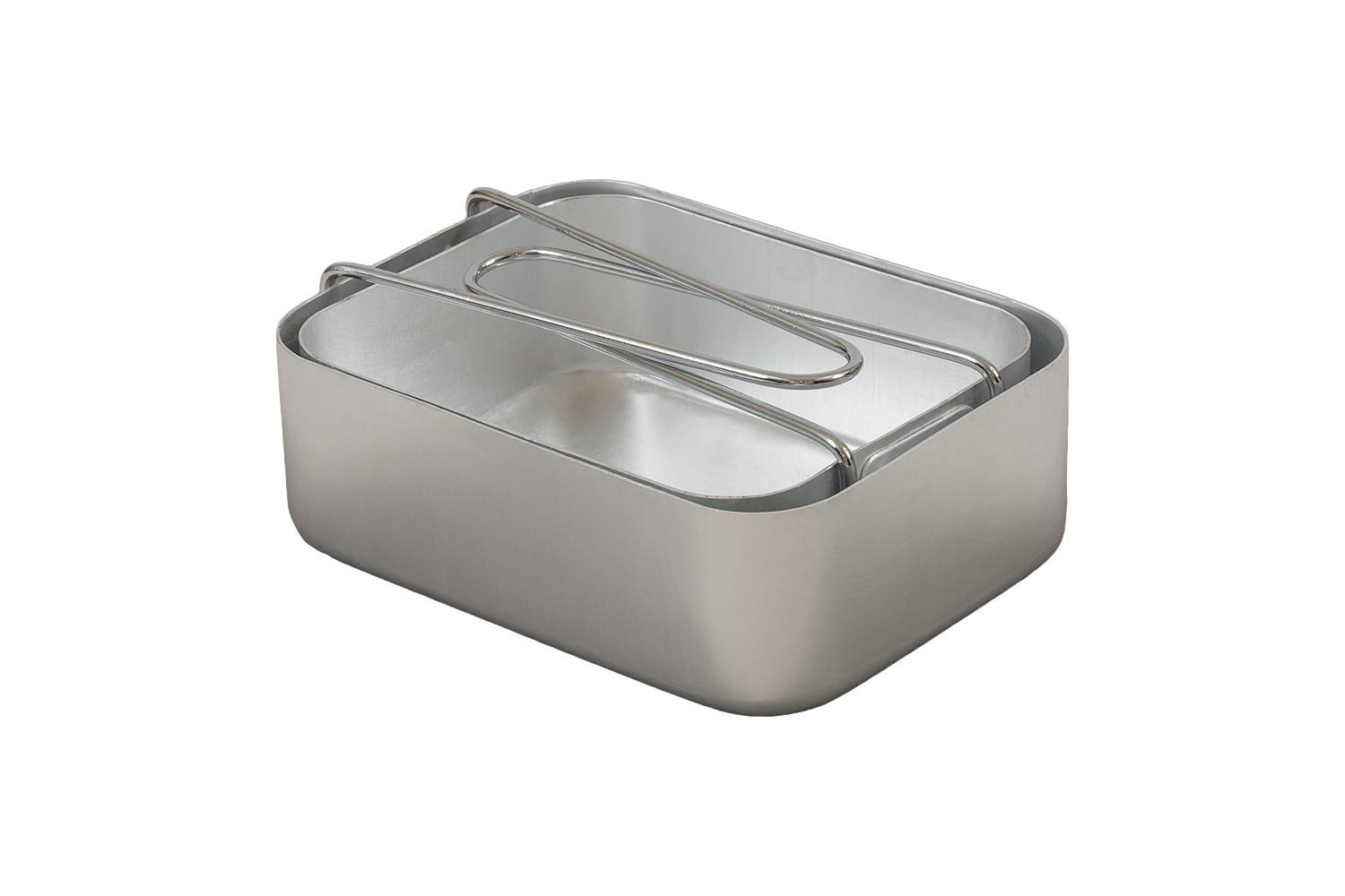 Ein silbernes, rechteckiges Kochgeschirr aus Aluminium mit klappbarem Drahtgriff, isoliert vor einem schlichten weißen Hintergrund.
