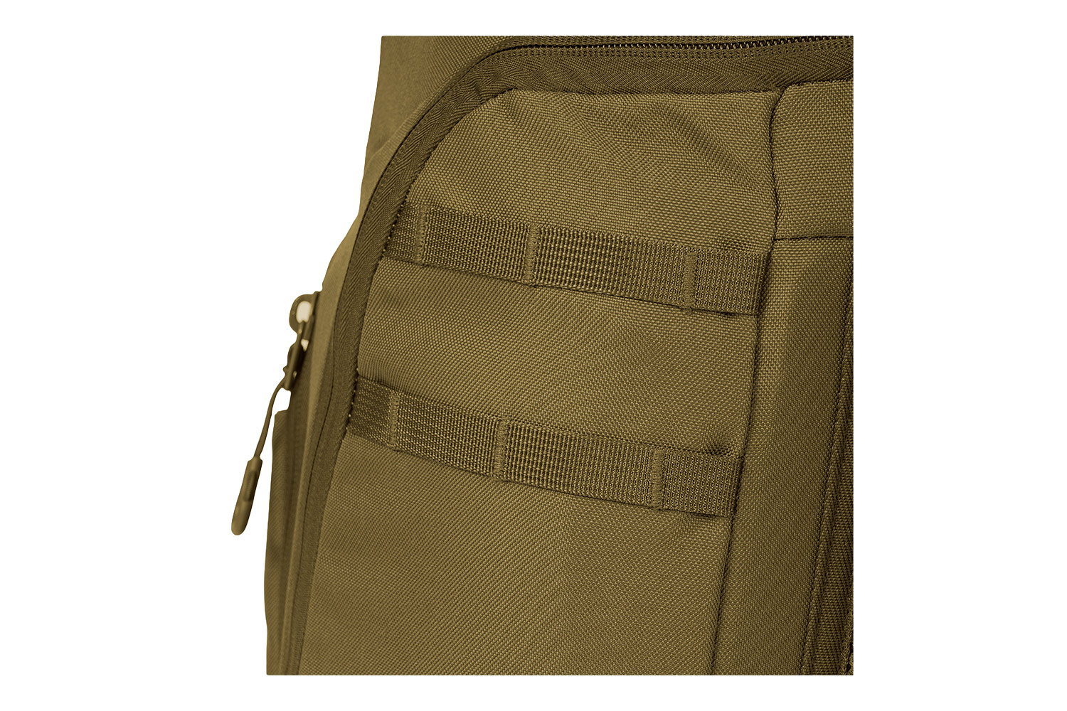 Nahaufnahme eines taktischen Rucksacks in Kojotenbraun mit strapazierfähigem Nylongewebe, MOLLE-Gurtbändern und einem Reißverschlussschieber.