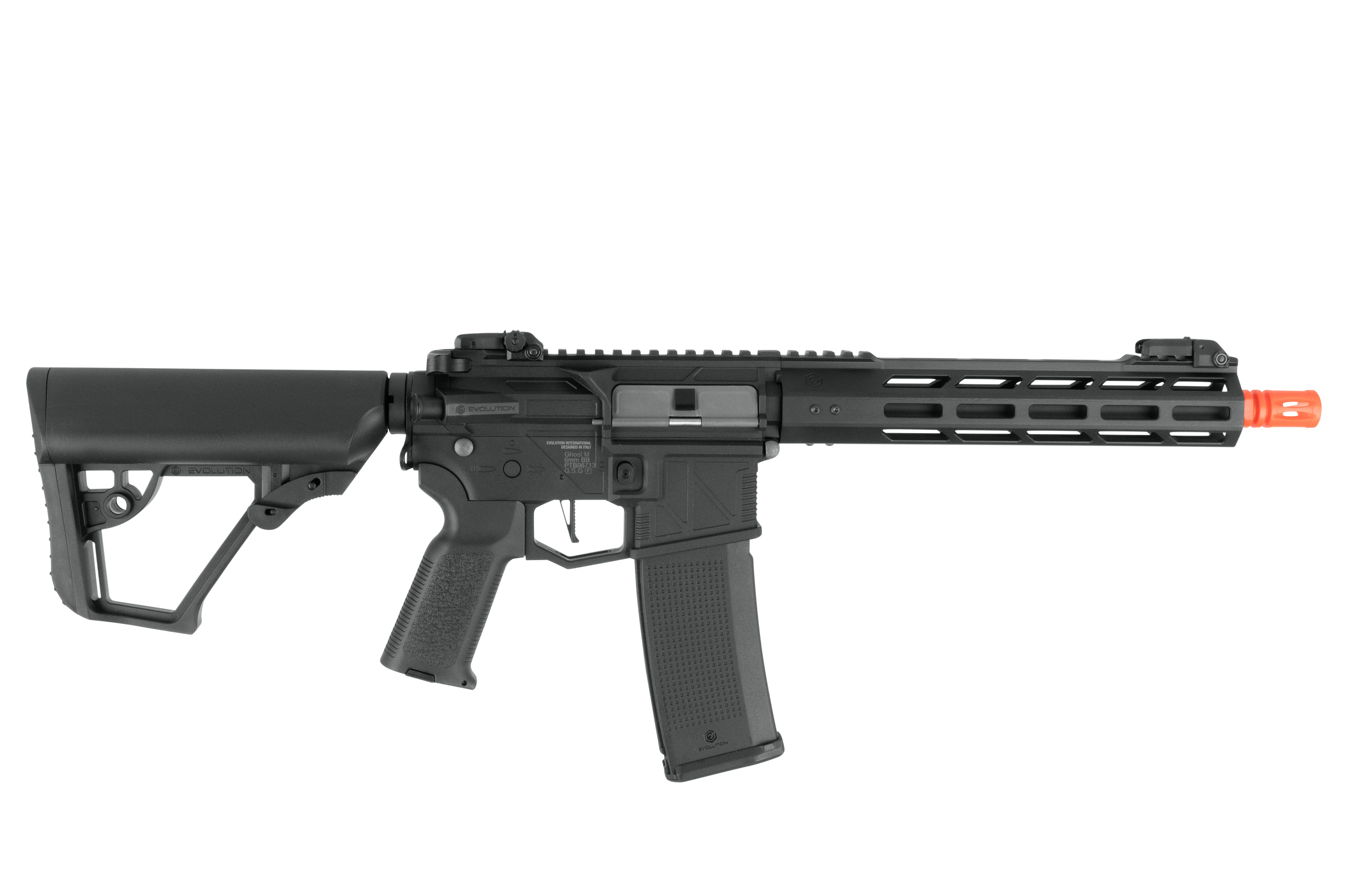 Schwarzes Airsoft-Gewehr von Evolution International mit verstellbarem Schaft, M-LOK-Handschutz und orangefarbener Laufspitze auf Weiß.