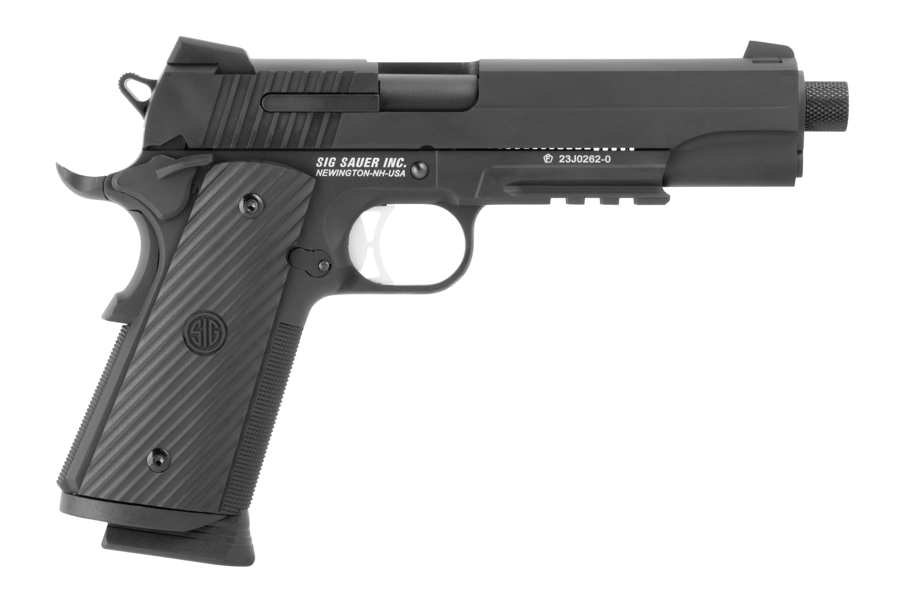 Schwarze Sig Sauer 1911-Luftpistole mit Gewindelauf, strukturierten Griffen und integrierter Zubehörschiene in Weiß.
