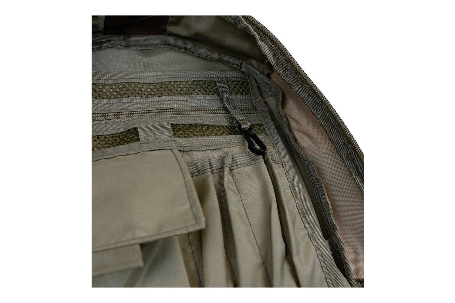 Innenansicht eines olivgrünen taktischen Rucksacks mit organisierten Netztaschen, Aufbewahrungsfächern und einem Schlüsselclip.