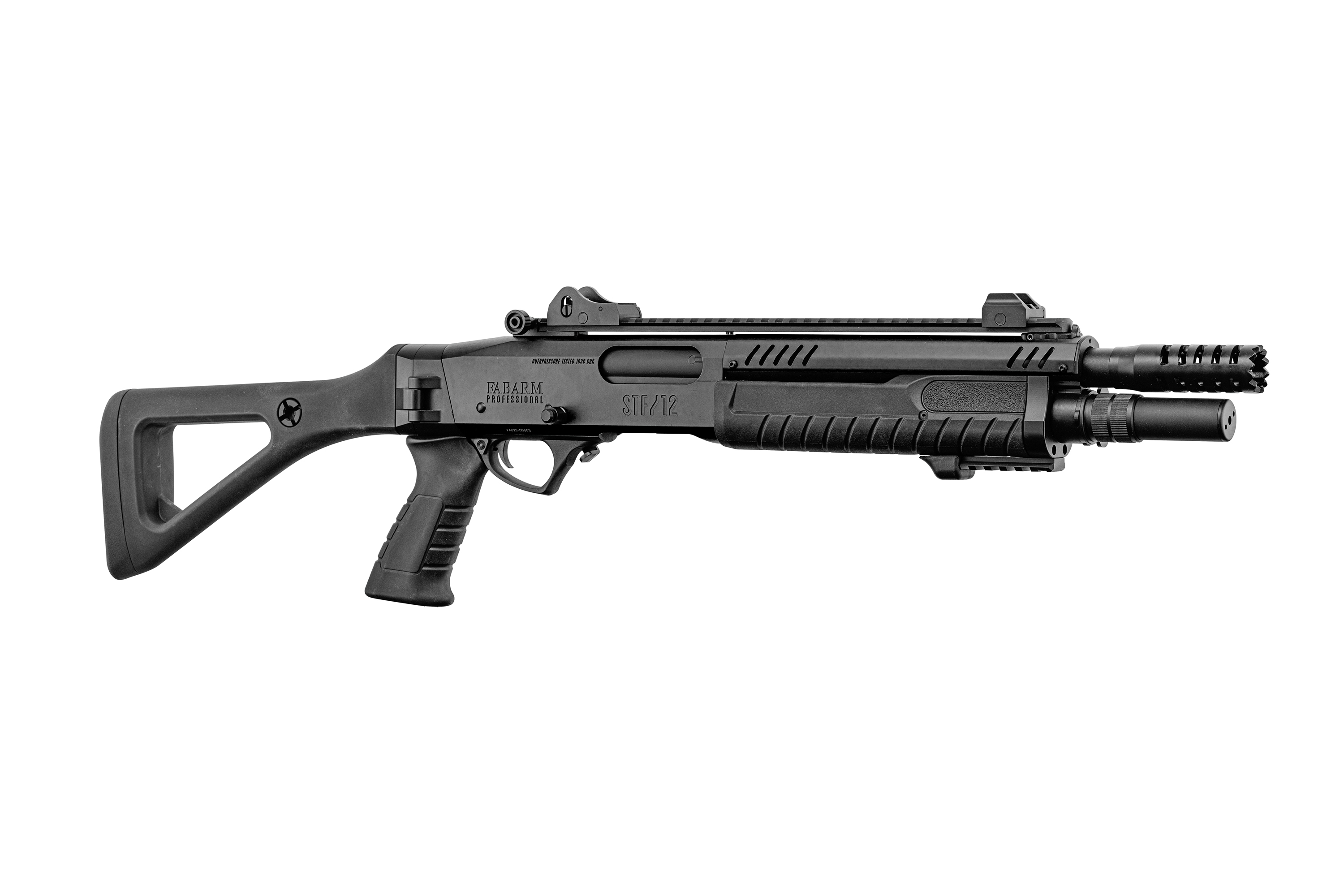 Schwarze taktische Fabarm STF/12-Schrotflinte mit festem Schaft, Pistolengriff und Mündungsbremse auf einem sauberen weißen Hintergrund.