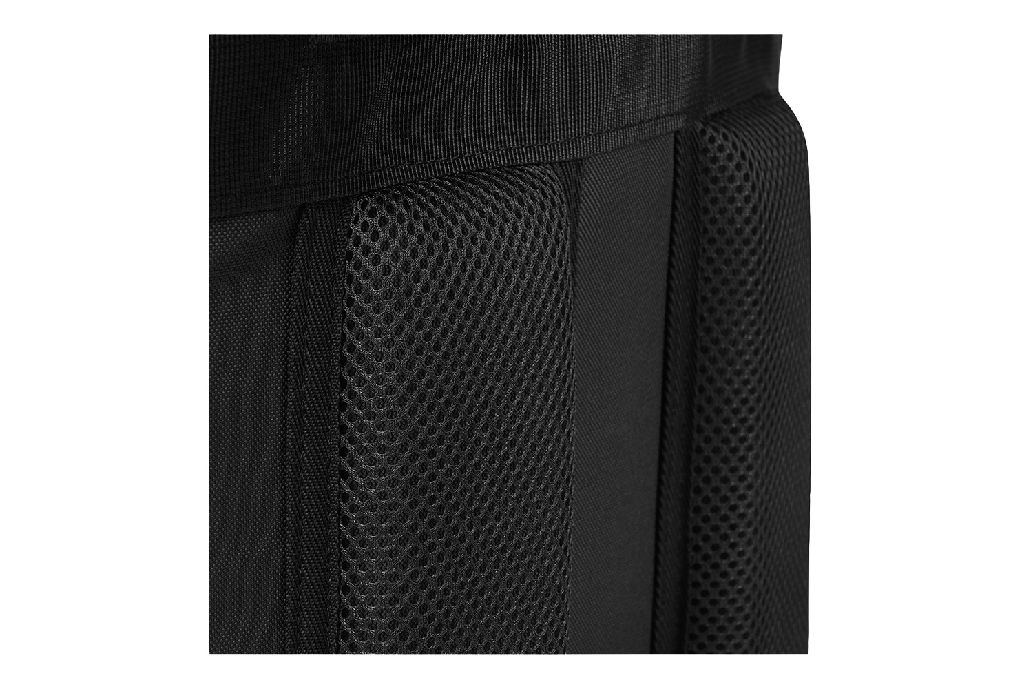 Nahaufnahme der Schultergurte eines schwarzen Rucksacks mit atmungsaktiver Netzpolsterung für Komfort und strapazierfähigem Nylonmaterial.