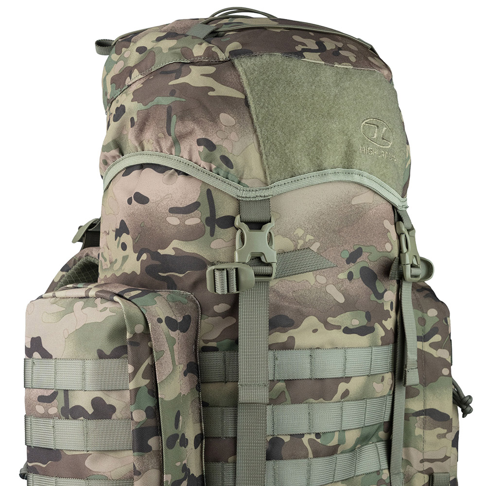 Taktischer Highlands-Rucksack im Tarnmuster mit MOLLE-Gurtband, verstellbaren Schnallen und einem Klettverschlussbereich.