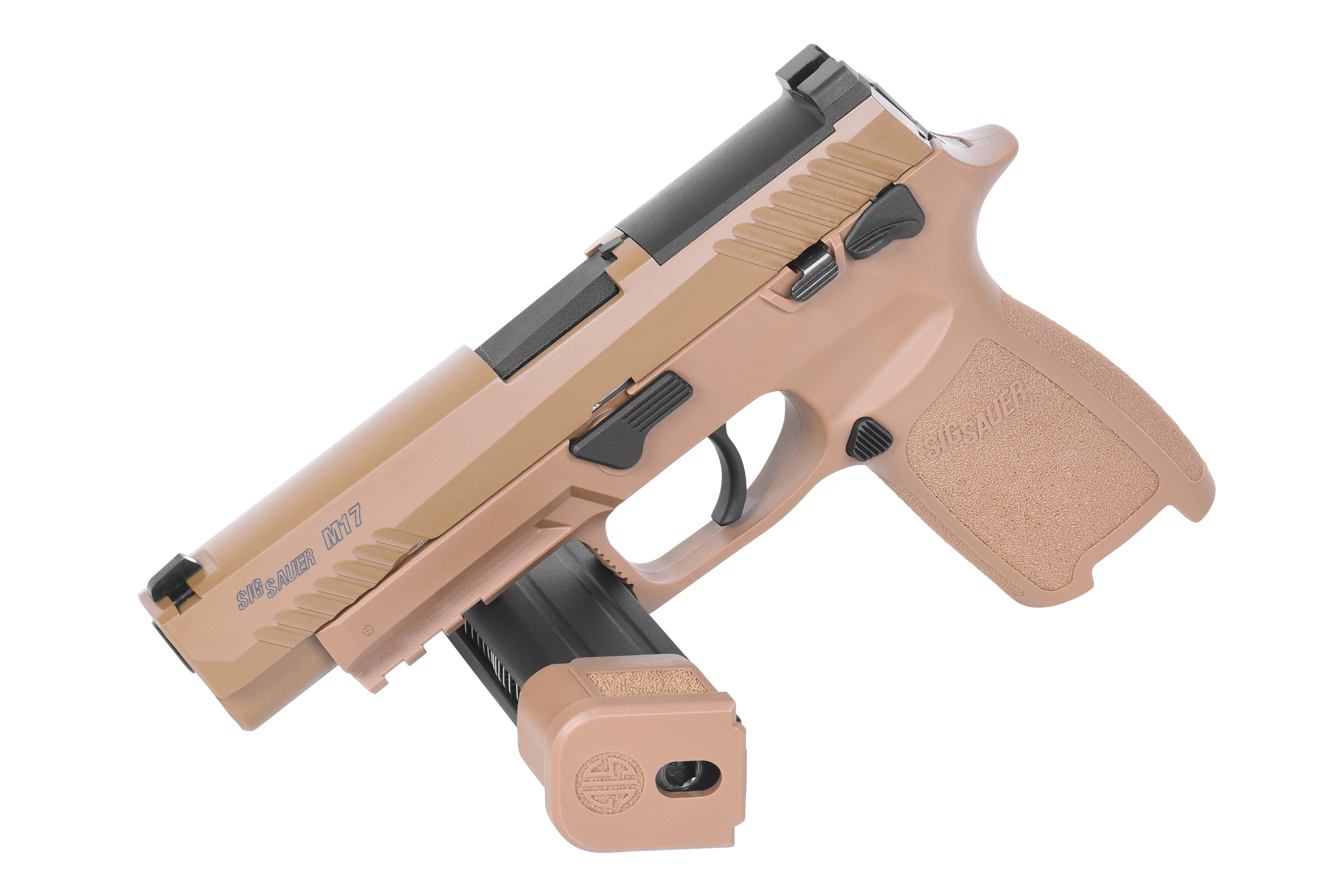 Hellbraune Sig Sauer M17-Luftpistole mit schwarzem Verschluss, abnehmbarem Magazin und strukturiertem Griff auf weißem Hintergrund.