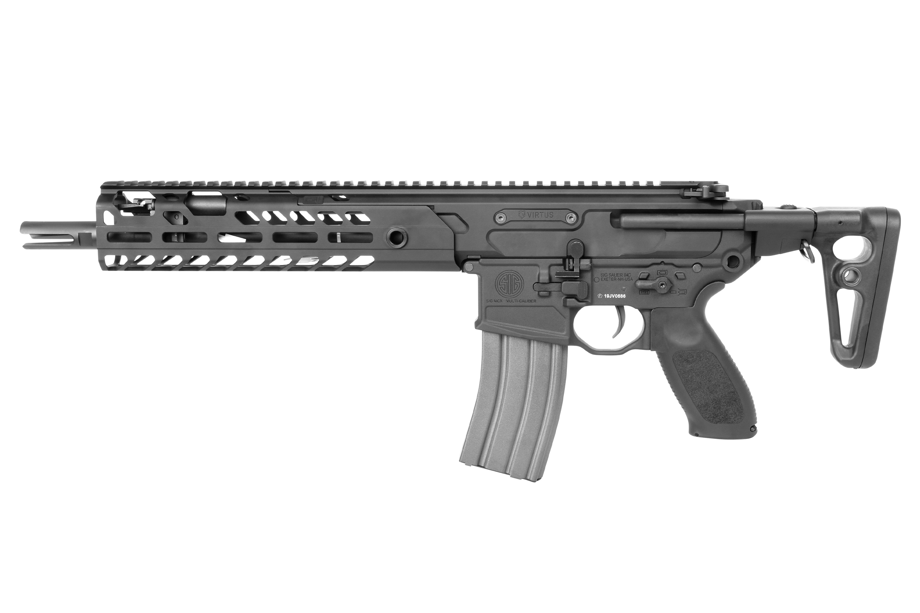 Schwarzes Sig Sauer MCX Virtus Luftgewehr mit taktischem Handschutz, verstellbarem Schaft und Magazin auf weißem Hintergrund.
