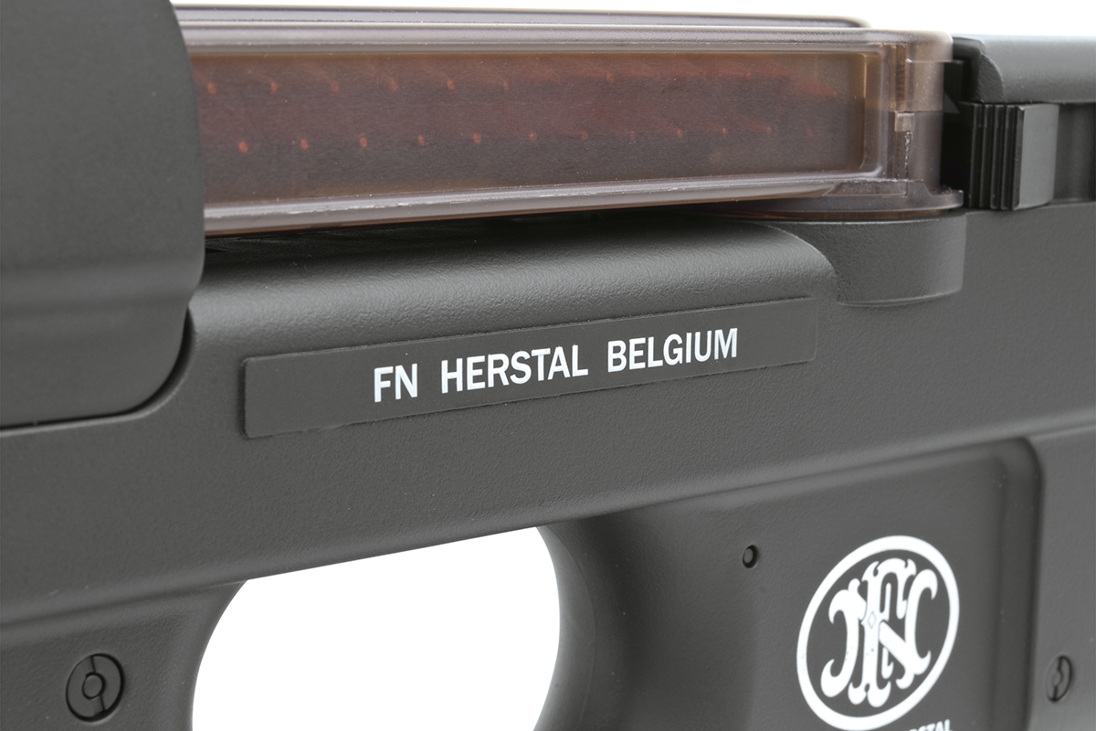 Nahaufnahme eines schwarzen Luftgewehrempfängers von FN Herstal Belgium mit durchsichtigem Magazin und offiziellem Markenlogo.