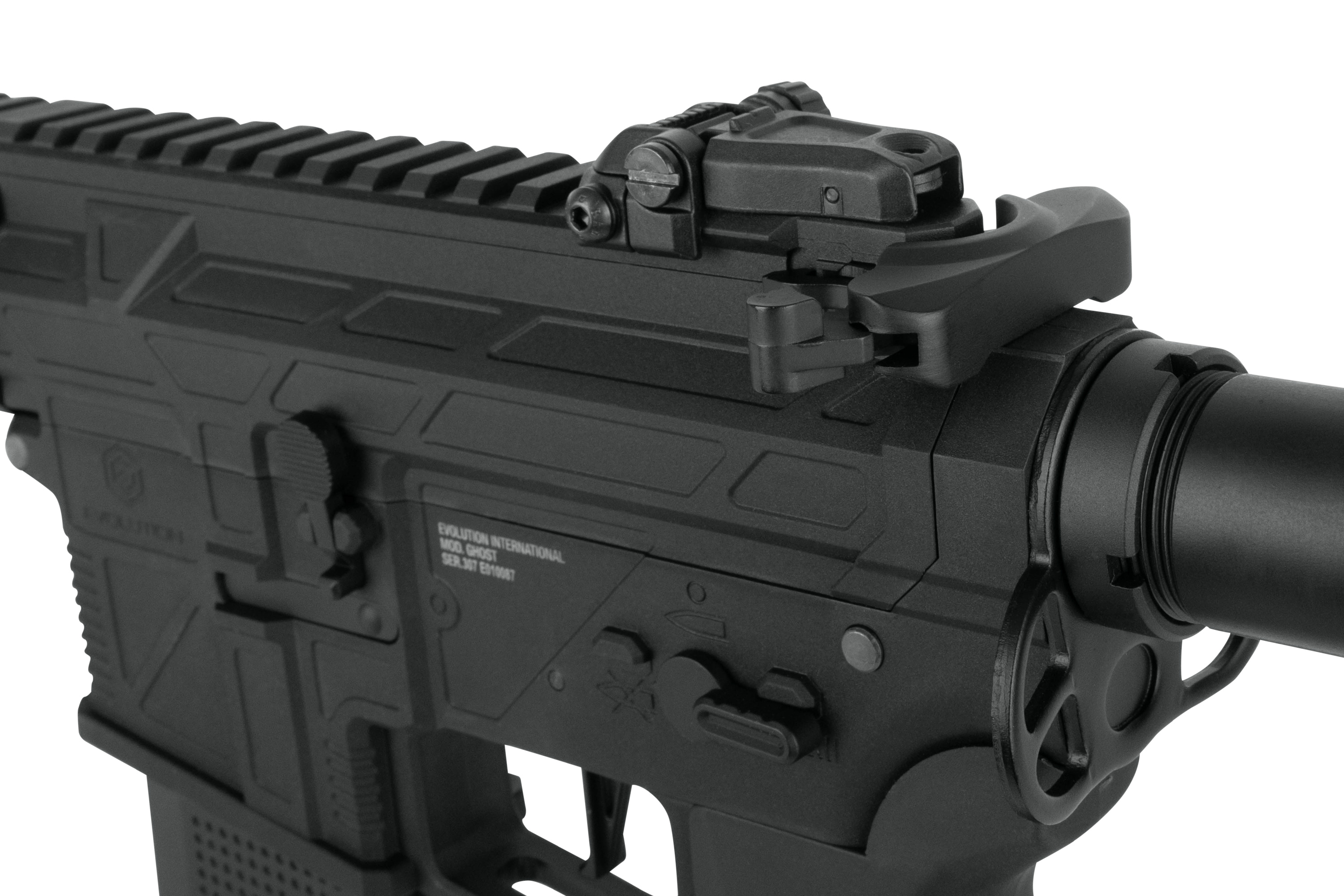 Nahaufnahme des schwarzen Evolution International Ghost Airsoft-Gewehrgehäuses mit integrierter Schiene und hinterem Eisenvisier.