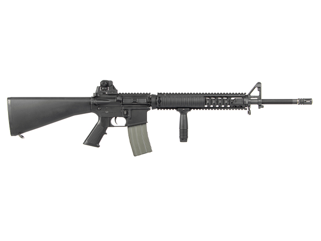 Schwarzes Airsoft-Gewehr im M16-Stil mit taktischem Handschutz, vertikalem Vordergriff und eiserner Visierung auf weißem Hintergrund.