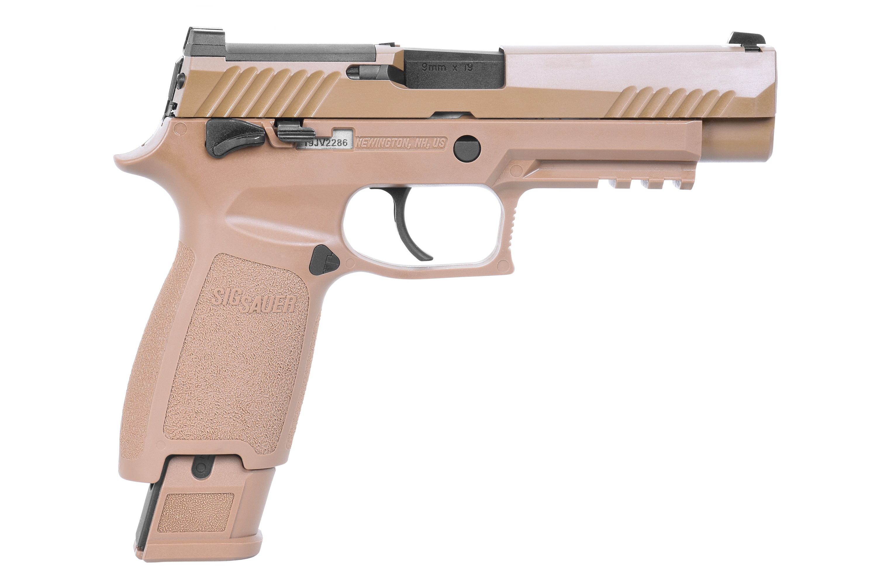 Seitenansicht einer hellbraunen halbautomatischen Sig Sauer P320-Pistole mit schwarzem Schlitten und strukturiertem Griff auf weißem Hintergrund.
