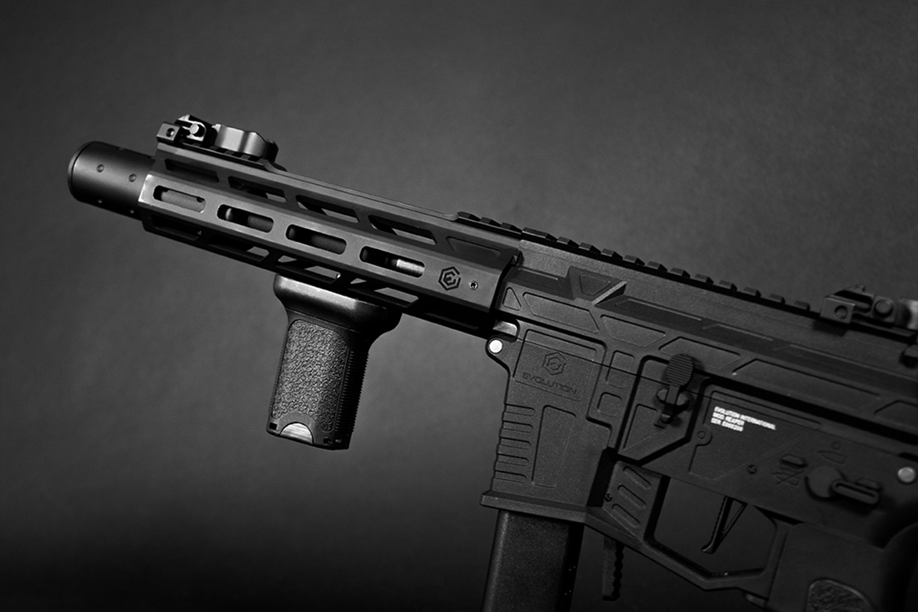 Black Evolution International Mod Reaper Airsoft-Gewehr mit taktischem Handschutz, vertikalem Griff und oberer Schiene.