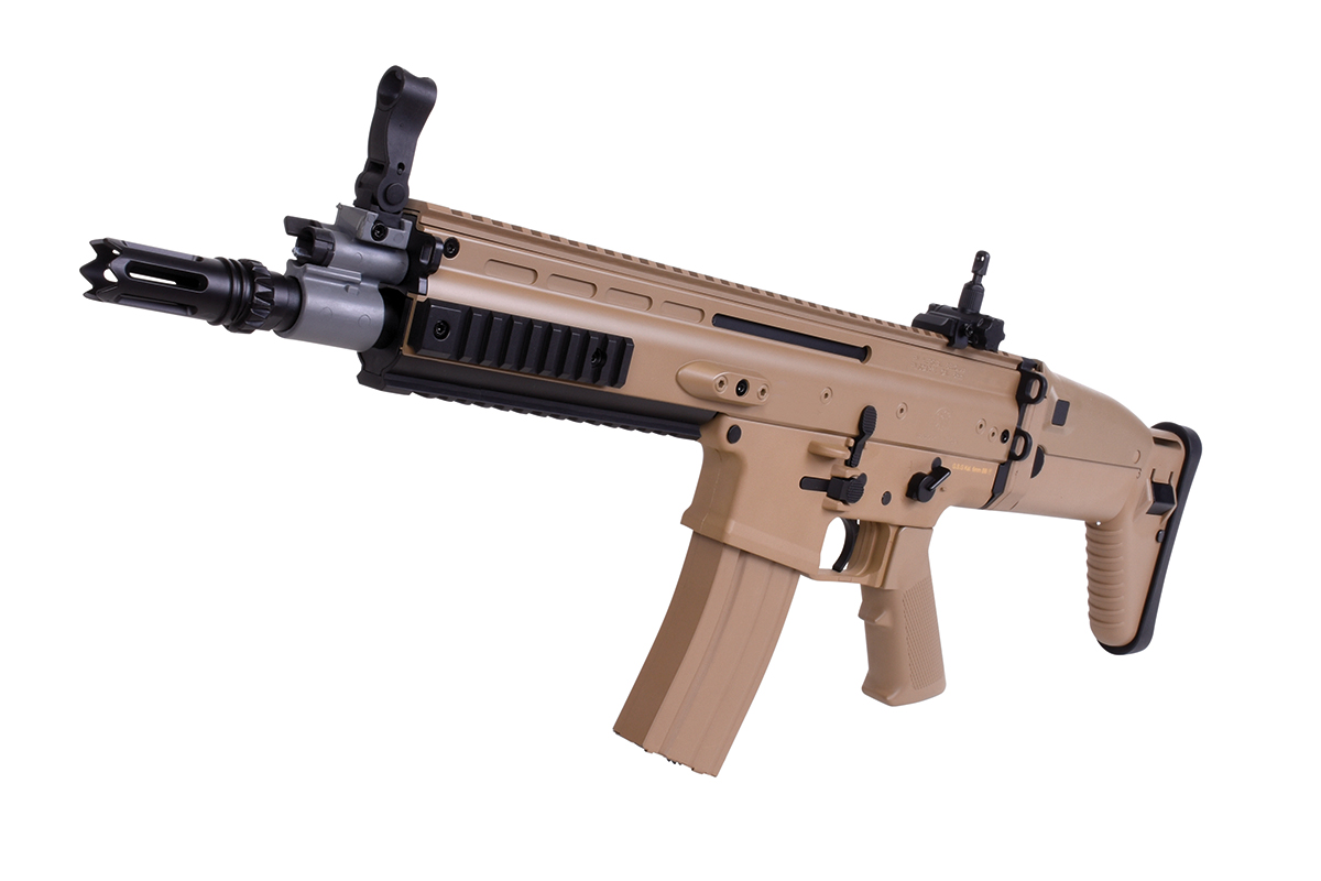 Hellbraunes FN SCAR-L Airsoft-Gewehr mit schwarzen taktischen Schienen, Mündungsfeuerdämpfer und verstellbarem Visier auf weißem Hintergrund.