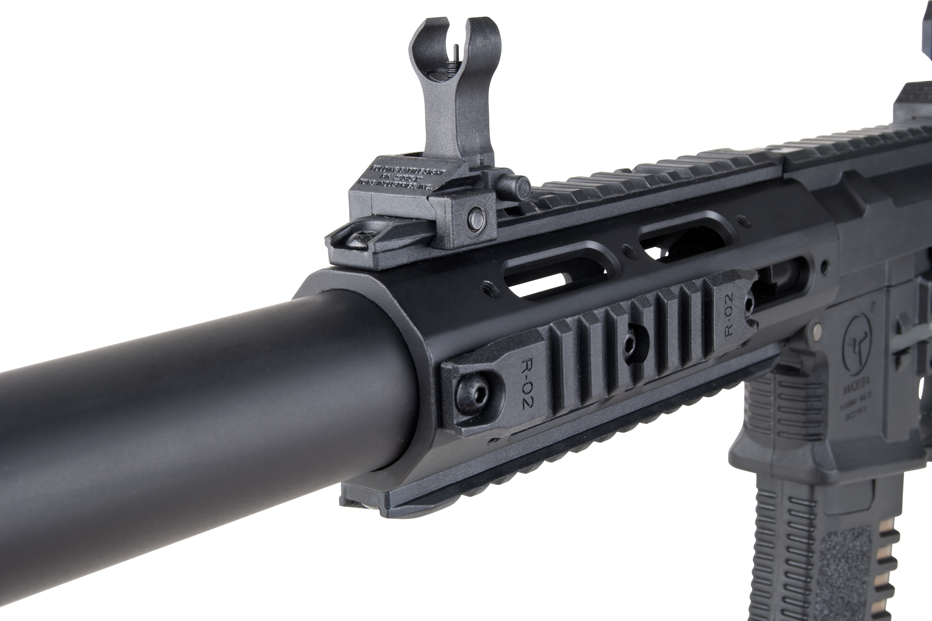Schwarzer Amoeba-Handschutz für Airsoft-Gewehre mit taktischem Visier und integrierten seitlichen Zubehör-Montageschienen.