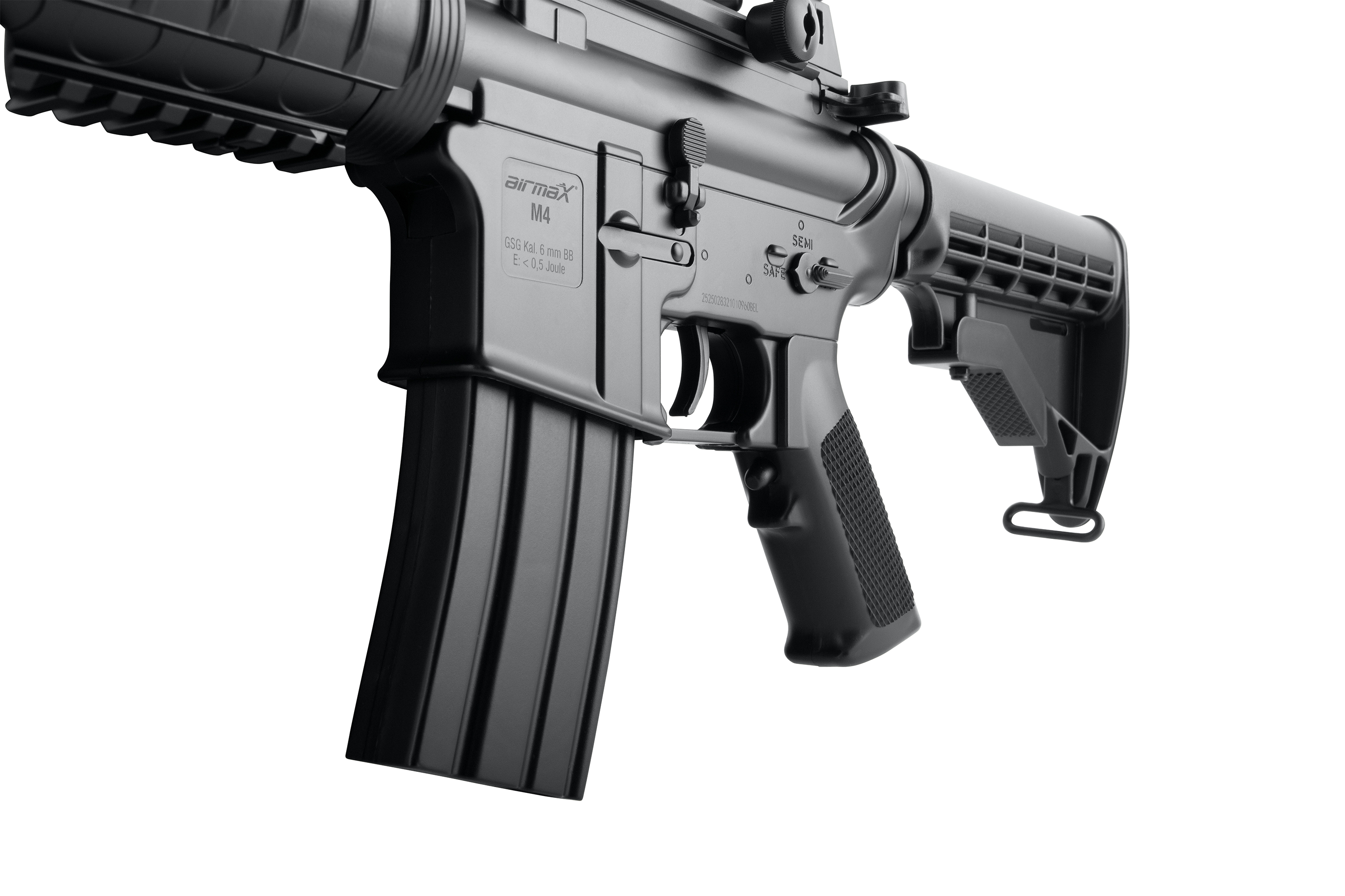 Nahaufnahme eines schwarzen Airmax M4-Luftgewehrs mit taktischem Schaft, Pistolengriff und Magazin auf weißem Hintergrund.