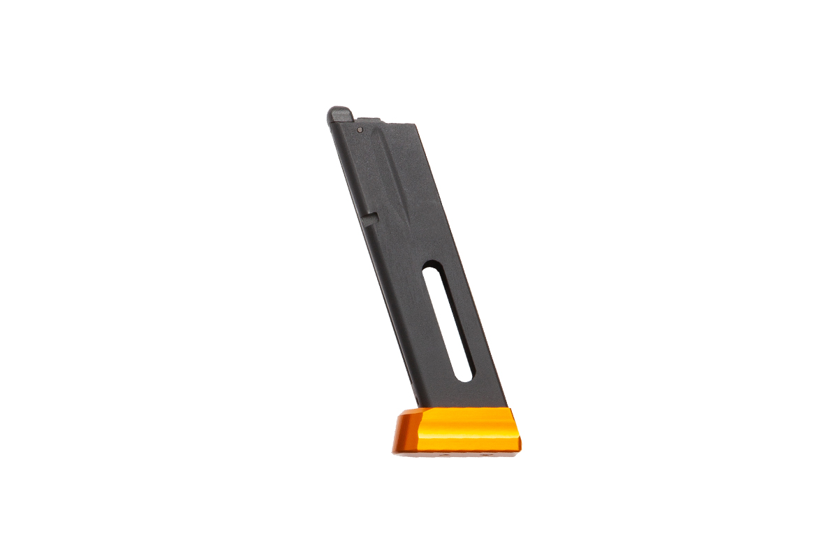 Schwarzes Luftpistolenmagazin aus Metall mit leuchtend orangefarbener Grundplatte, isoliert vor einem schlichten weißen Hintergrund.
