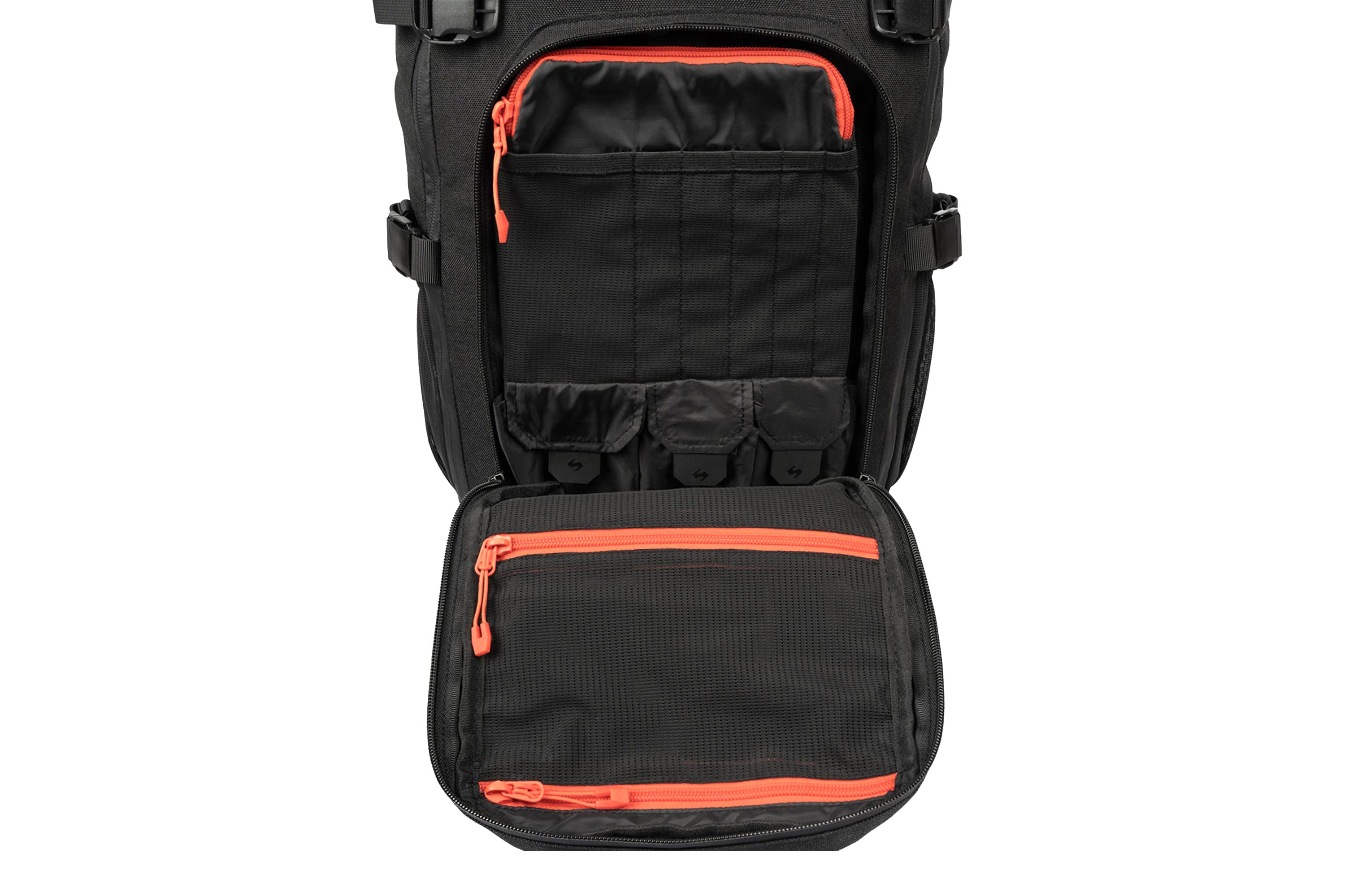 Offener schwarzer taktischer Rucksack mit Innenfächern, Netztaschen und leuchtend orangefarbenen Reißverschlüssen für Ausrüstung.