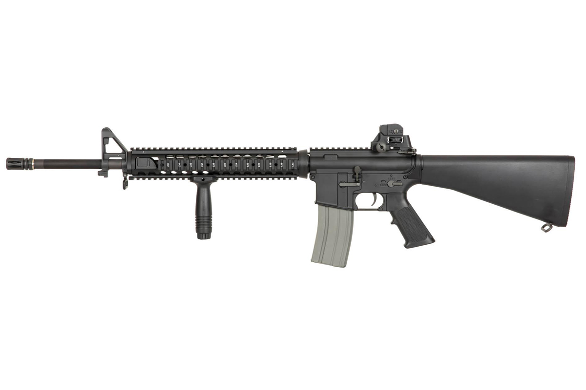 Schwarzes Luftgewehr im AR-15-Stil mit langem Schienensystem, vertikalem Vordergriff, festem Schaft und Visier auf weißem Hintergrund.
