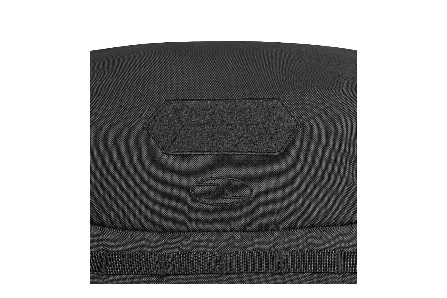 Nahaufnahme einer schwarzen Einsatztasche mit rechteckigem Klettverschlussbereich und gesticktem Logo auf Stoff.