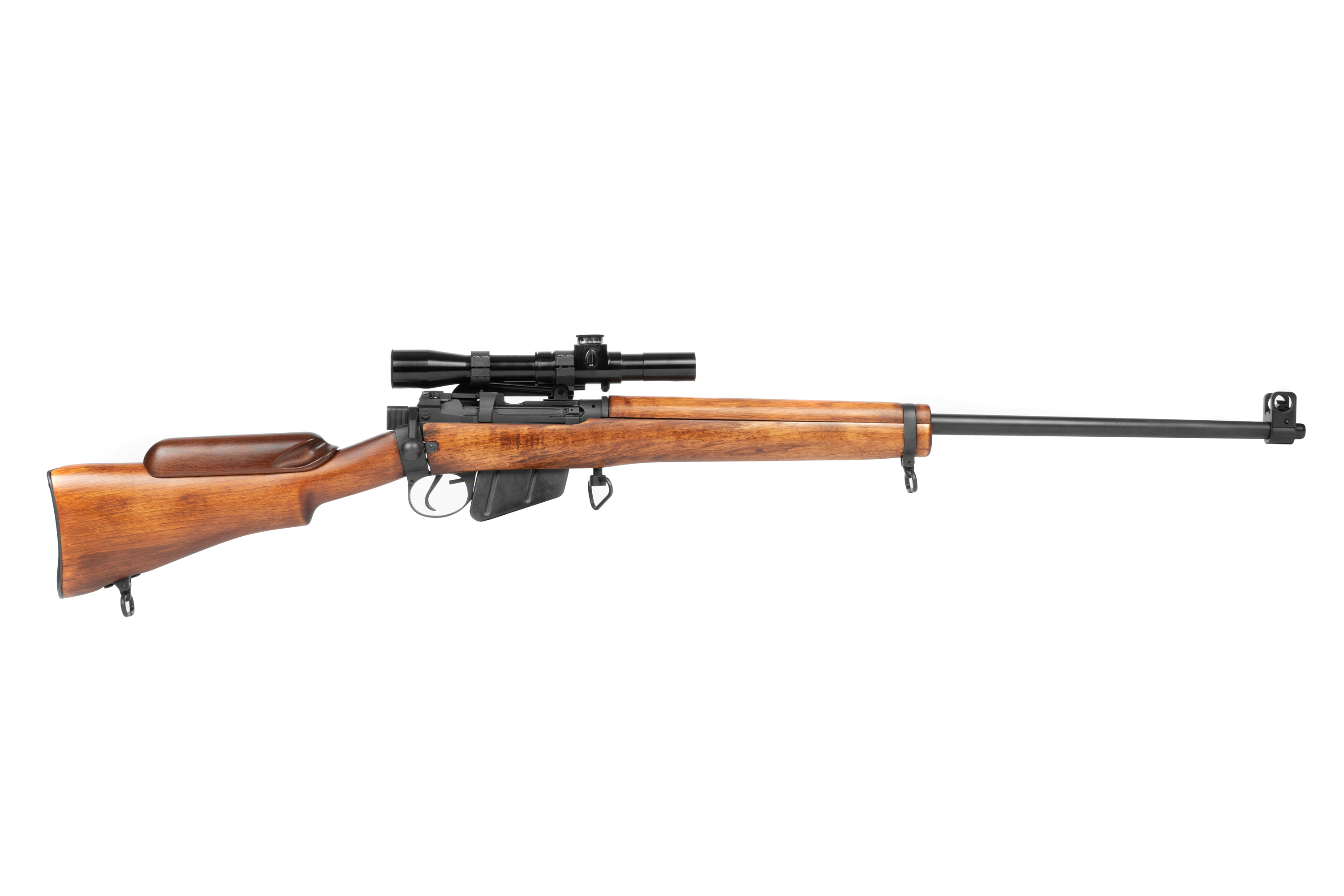 Klassisches Luftgewehr mit Holzschaft und schwarzem Zielfernrohr, ideal für Liebhaber des Präzisionsschießens.