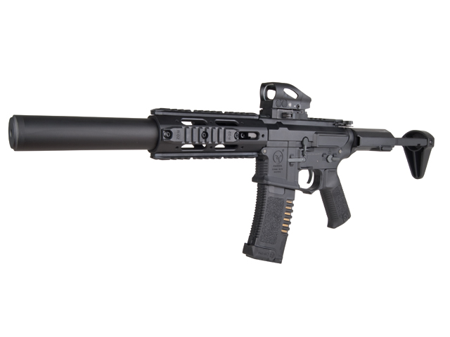Schwarzes Airsoft-Gewehr mit Schalldämpfer, Leuchtpunktvisier und taktischem Handschutz auf weißem Hintergrund für den Schießsport.