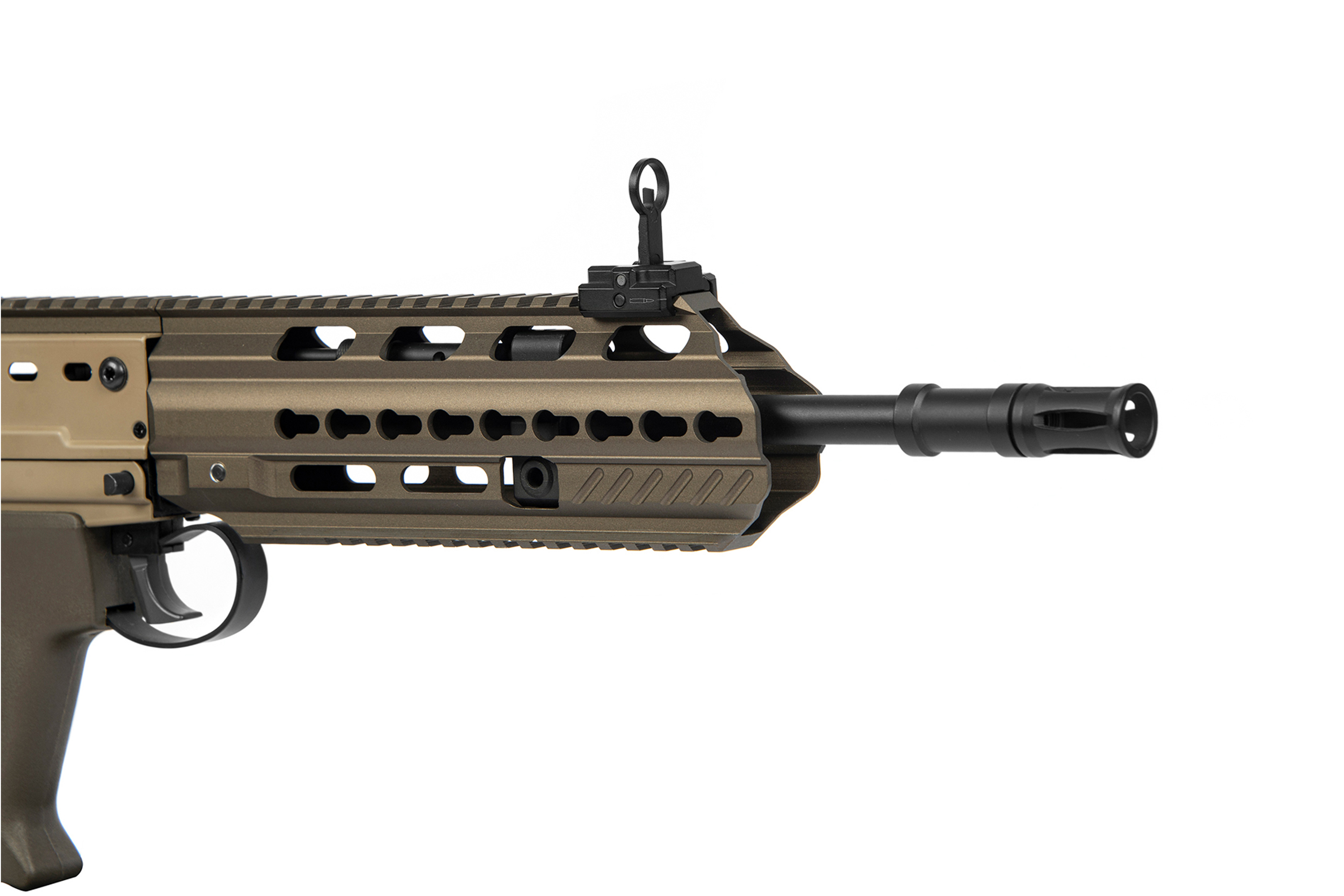 Hellbrauner Luftgewehr-Handschutz mit integriertem Eisenvisier und schwarzem Mündungsfeuerdämpfer auf einem modernen Lauf für taktische Schusswaffen.
