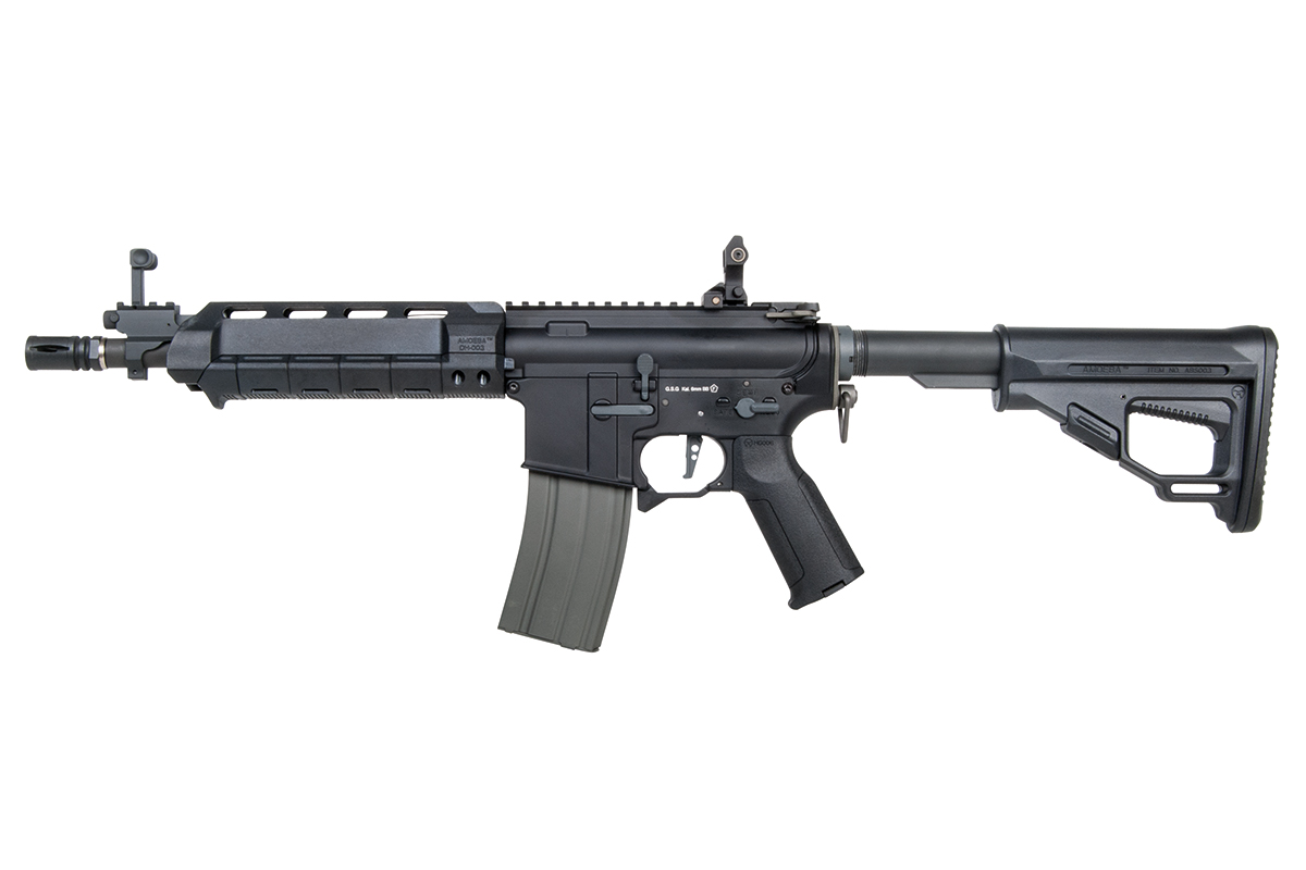 Schwarzes Ares Amoeba Airsoft-Gewehr mit verstellbarem Schaft, taktischem Handschutz und grauem Magazin auf weißem Hintergrund.