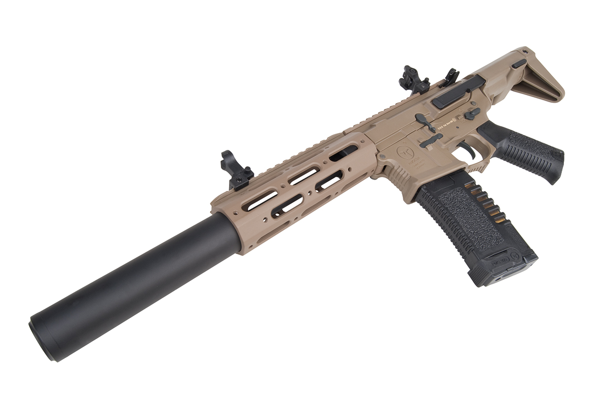 Hellbraunes Airsoft-Gewehr mit schwarzem Schalldämpfer, taktischem Schienensystem und Polymermagazin auf weißem Hintergrund.