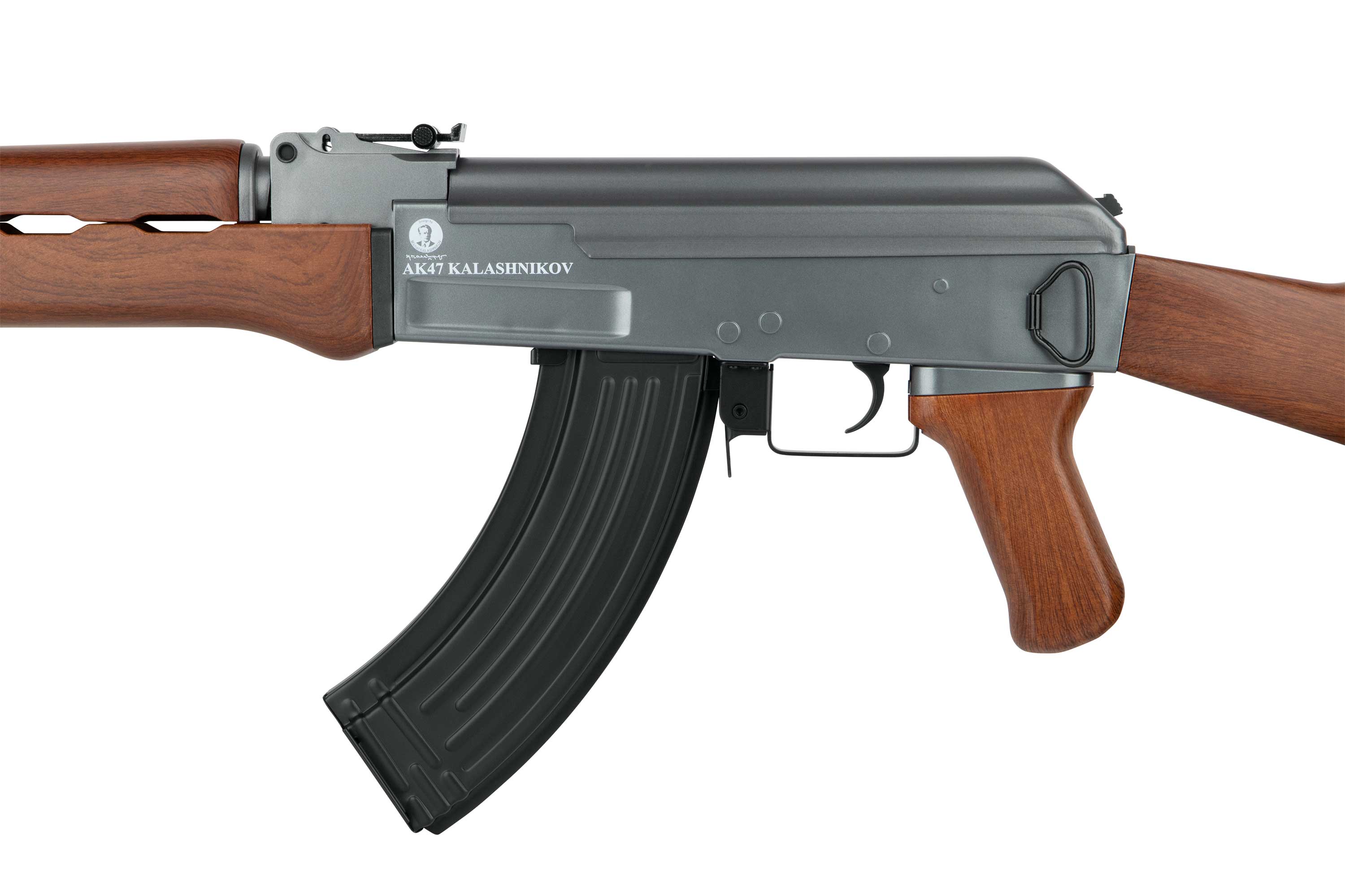 Seitenansicht eines Kalaschnikow-AK47-Luftgewehrs mit grauem Metallgehäuse, schwarzem Magazin und realistischen Holzmöbeln.