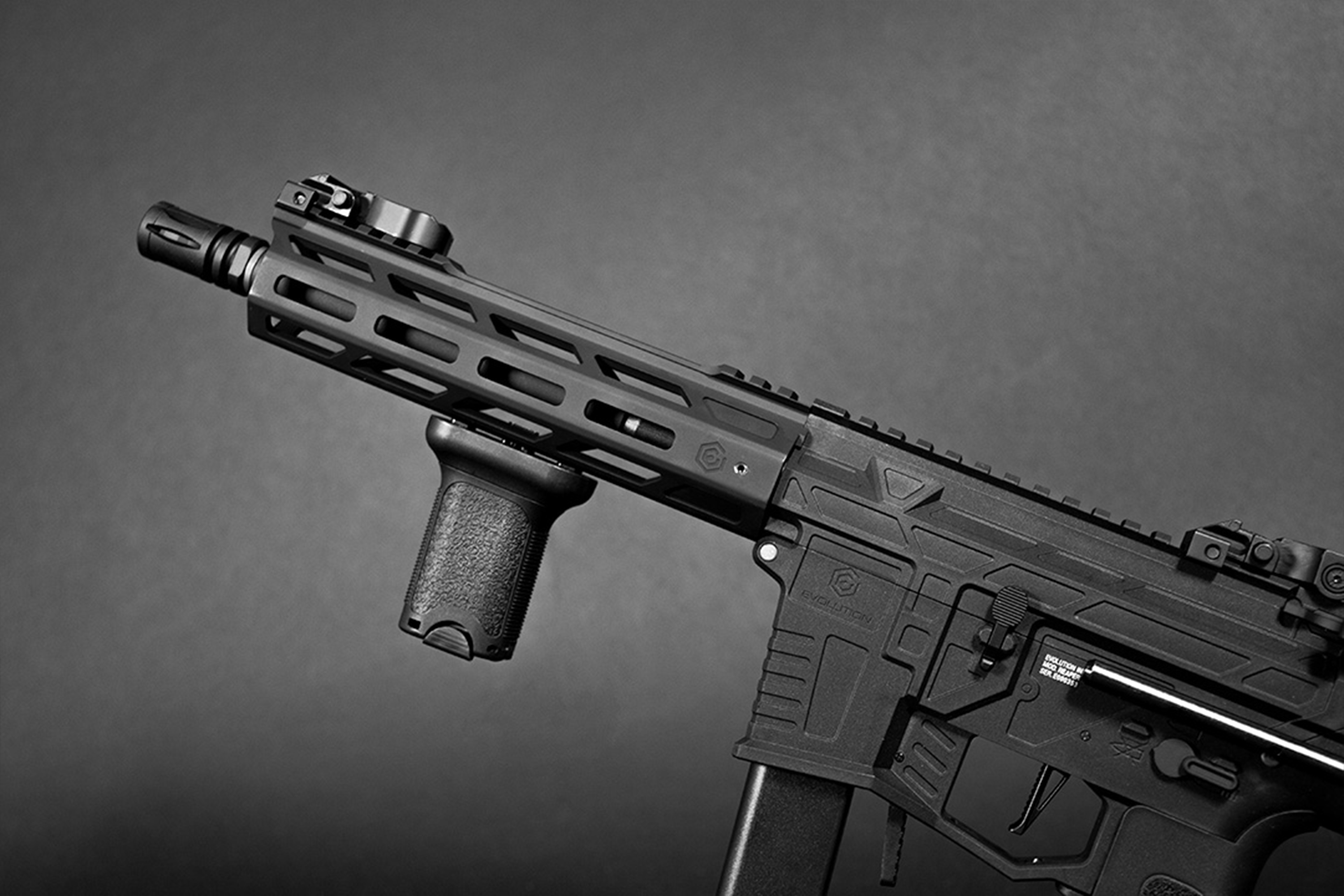 Black Evolution Airsoft Mod Reaper-Gewehr mit modularem M-LOK-Handschutz, vertikalem Vordergriff und Eisenvisier.