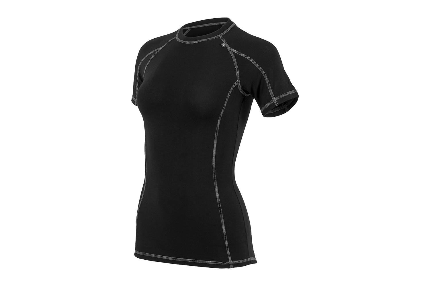 Ein schwarzes Damen-Funktionsshirt mit kurzen Ärmeln und sichtbaren grauen Flatlock-Nähten, isoliert auf weißem Hintergrund.