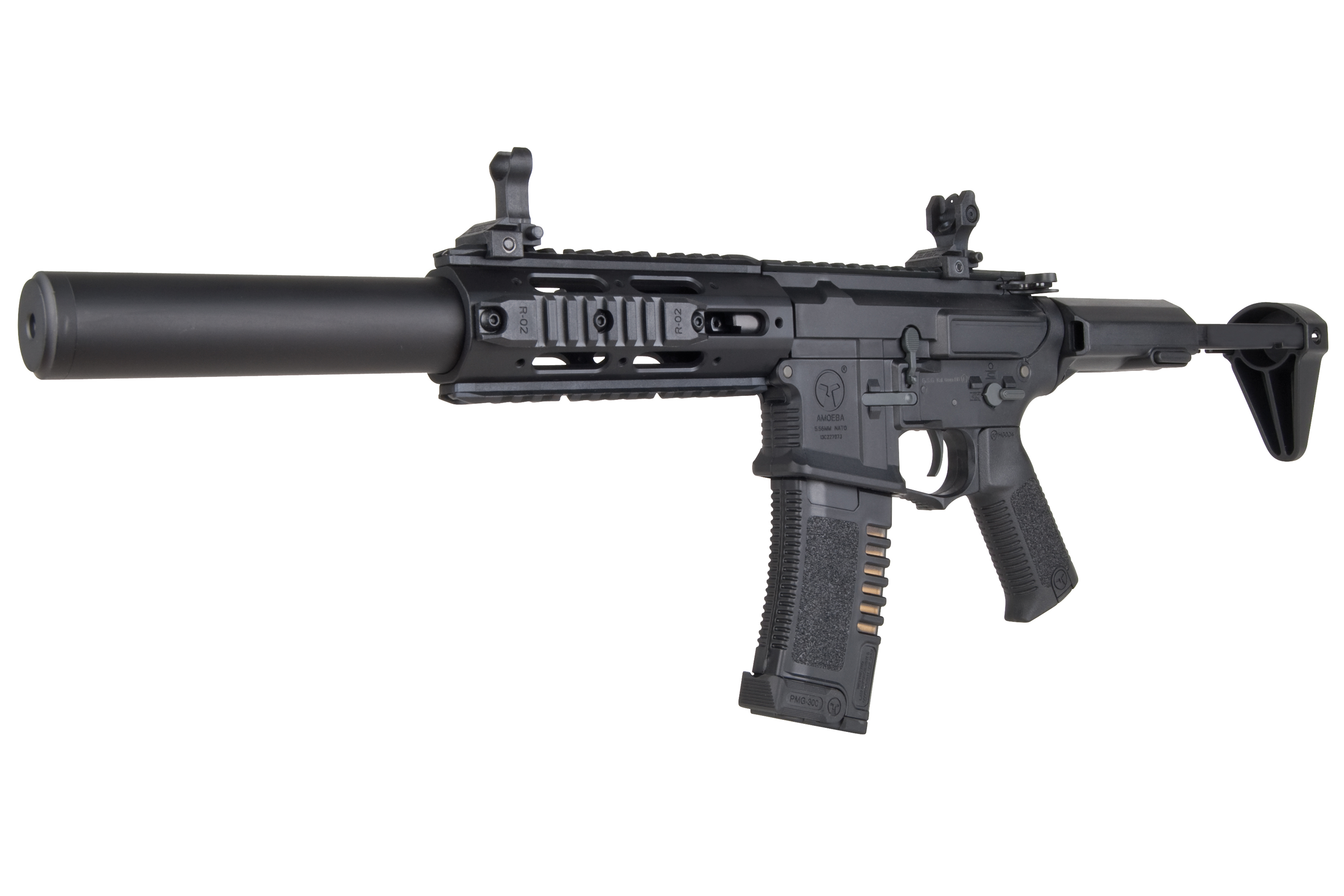 Ares Amoeba schwarzes Airsoft-Gewehr mit Schalldämpfer, taktischem Schienensystem und verstellbarem Schaft auf weißem Hintergrund.
