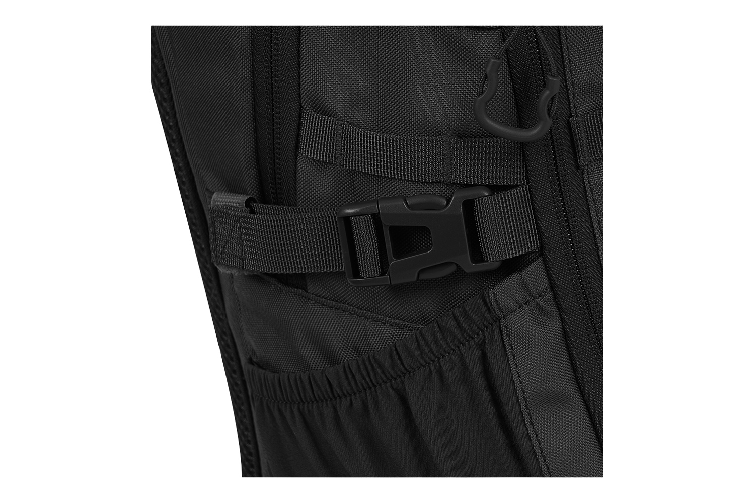 Nahaufnahme eines schwarzen Seitenteils eines taktischen Rucksacks mit strapazierfähigem Nylongewebe, einer seitlichen Entriegelungsschnalle und Gurtband.