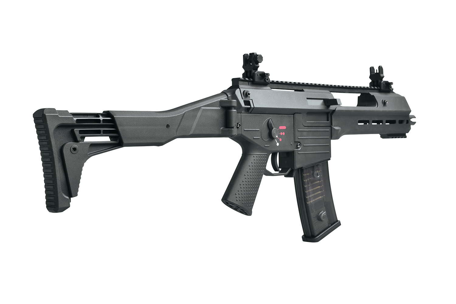 Schwarzes Airsoft-Gewehr im G36-Stil mit verstellbarem Schaft, taktischem Visier und transparentem Magazin auf weißem Hintergrund.