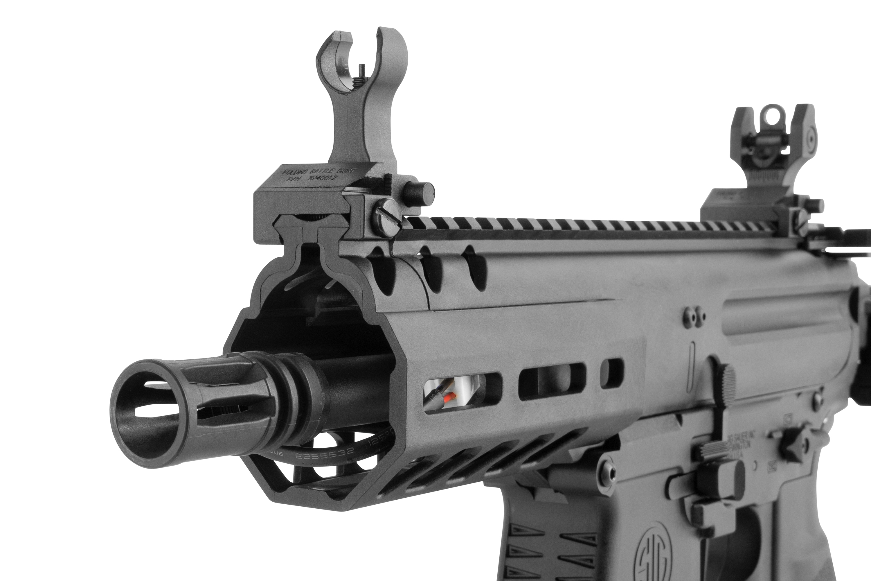 Nahaufnahme eines schwarzen Sig Sauer-Luftgewehrlaufs mit Mündungsfeuerdämpfer, taktischem Handschutz und klappbarem Eisenvisier.