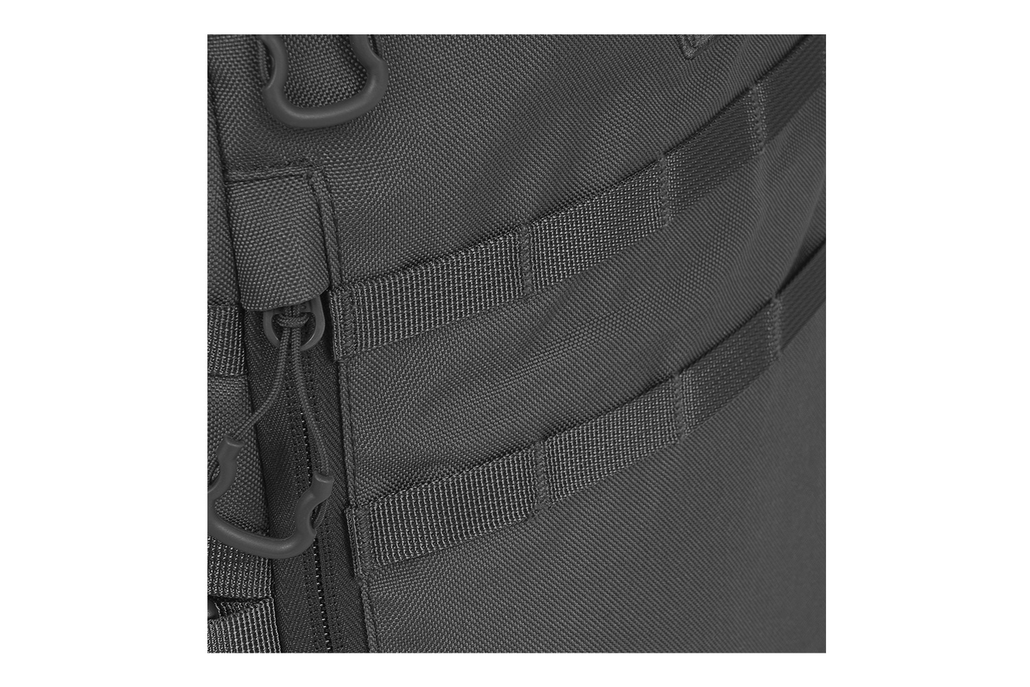 Nahaufnahme eines schwarzen taktischen Rucksacks mit strapazierfähigem Nylongewebe, MOLLE-Gurtbändern und einem stabilen Reißverschlussschieber.