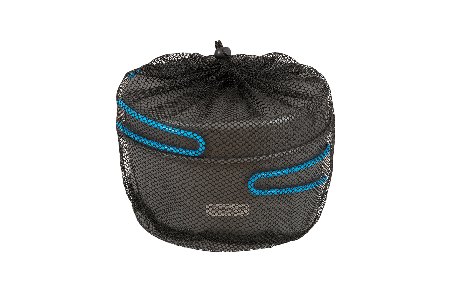 Ein dunkelgraues Campingtopf-Set mit blauen Griffen, verpackt in einer schwarzen Netztasche mit Kordelzug auf weißem Hintergrund.
